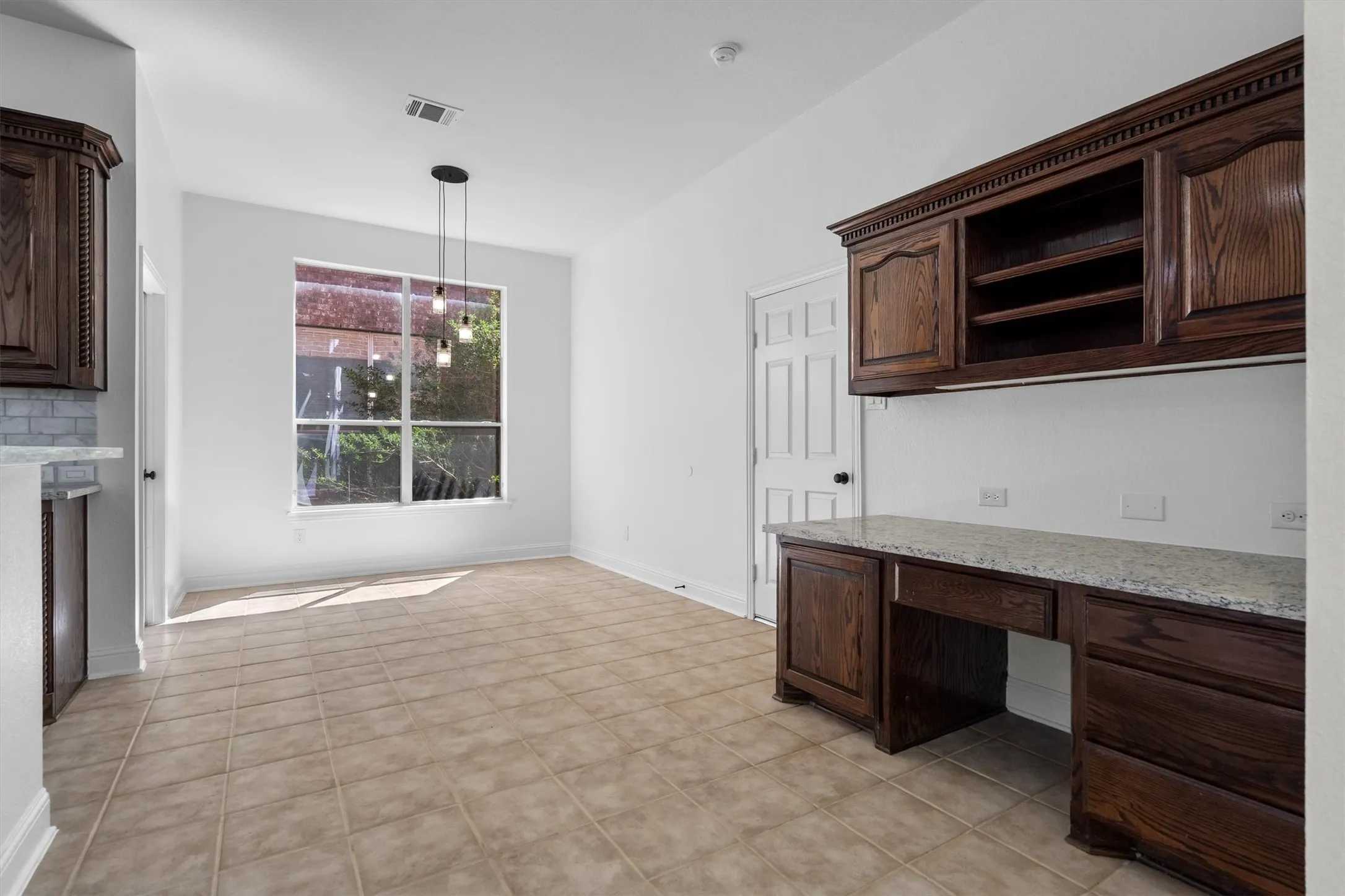 Breakfast area with desk