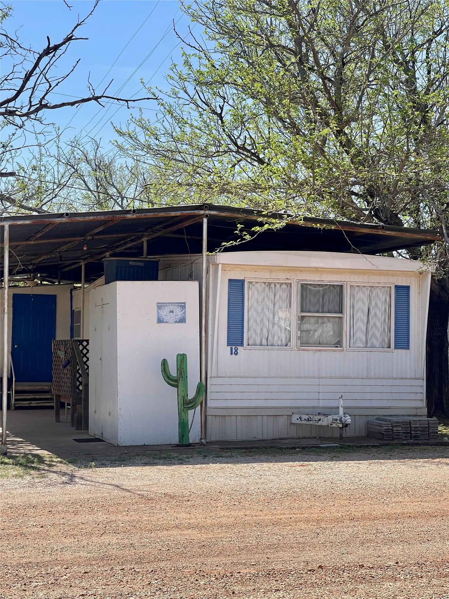 Mobile Home For Sale in Palo Pinto County , 4705 Fox Hollow 18, Possum Kingdom Lake, Texas 76450, 3 Bedroom, 1 Bathroom, Garage spaces, 840 Sqft, built in 1966, Preowned, mls#21218052, Real Estate Agent in Possum Kingdom Lake, Homes For Sale in Palo Pinto county, Homes For Sale in Possum Kingdom Lake, Realtor in Possum Kingdom Lake Texas, Real Estate Brokerage Independent Realty Texas, Luminita Cordes Realtor