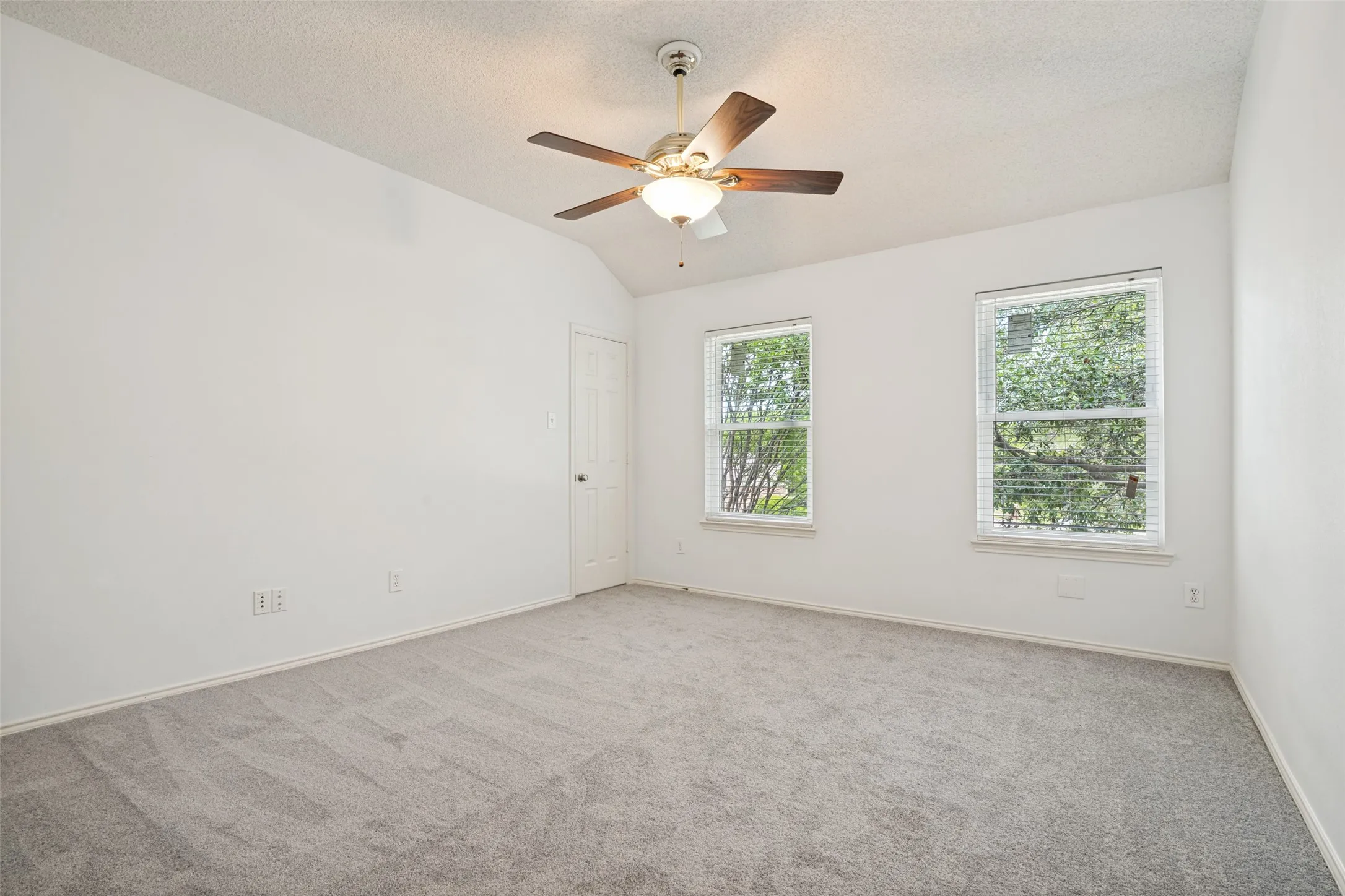 Single Family Residence For Sale in Rockwall County , 6013 Arden Court, Rowlett, Texas 75087, 5 Bedroom, 3 Bathroom, 2 Garage spaces, 3,181 Sqft, built in 1995, Preowned, mls#21219154, Real Estate Agent in Rowlett, Homes For Sale in Rockwall county, Homes For Sale in Rowlett, Realtor in Rowlett Texas, Real Estate Brokerage Independent Realty Texas, Luminita Cordes Realtor
