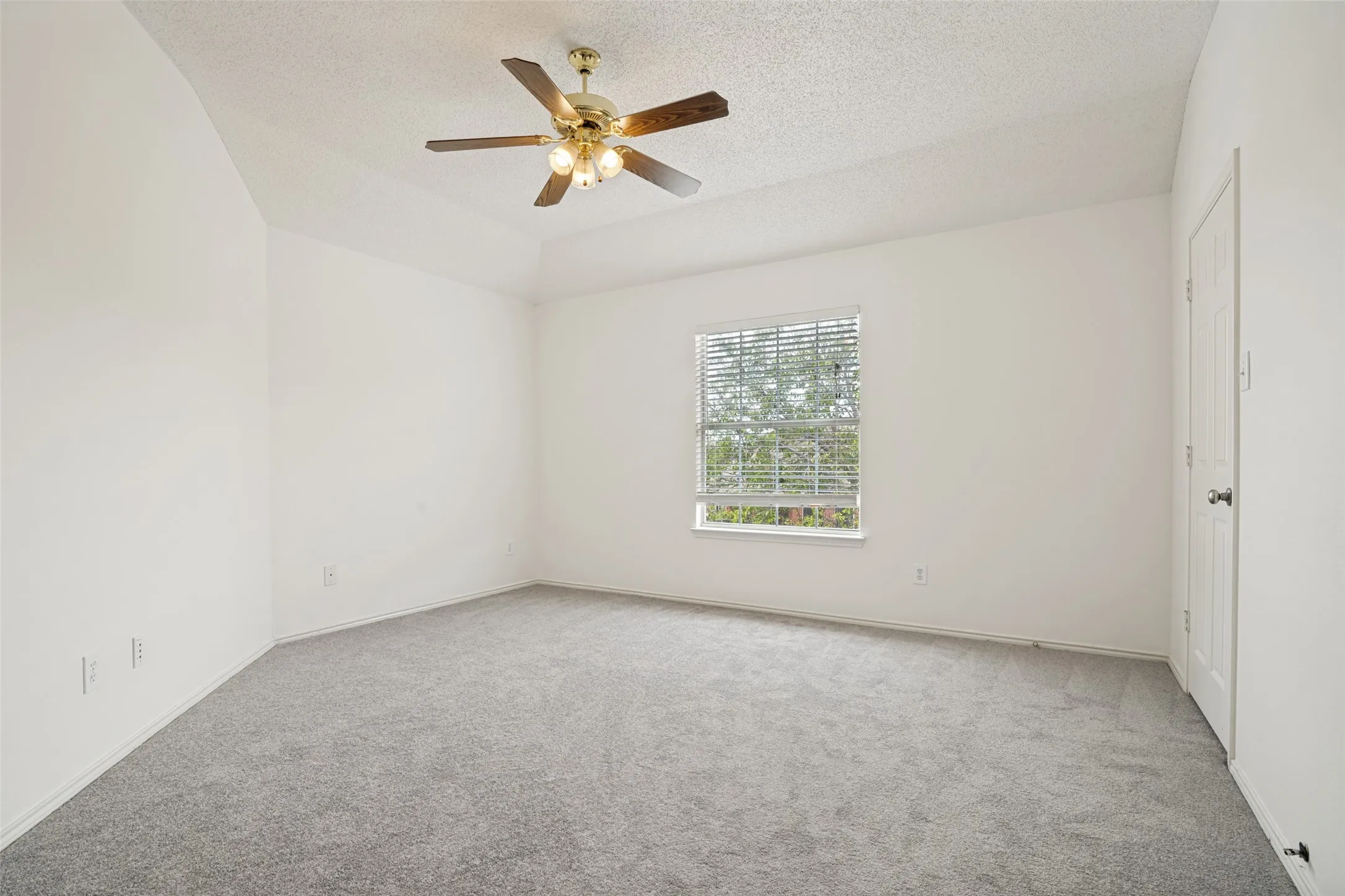 Single Family Residence For Sale in Rockwall County , 6013 Arden Court, Rowlett, Texas 75087, 5 Bedroom, 3 Bathroom, 2 Garage spaces, 3,181 Sqft, built in 1995, Preowned, mls#21219154, Real Estate Agent in Rowlett, Homes For Sale in Rockwall county, Homes For Sale in Rowlett, Realtor in Rowlett Texas, Real Estate Brokerage Independent Realty Texas, Luminita Cordes Realtor
