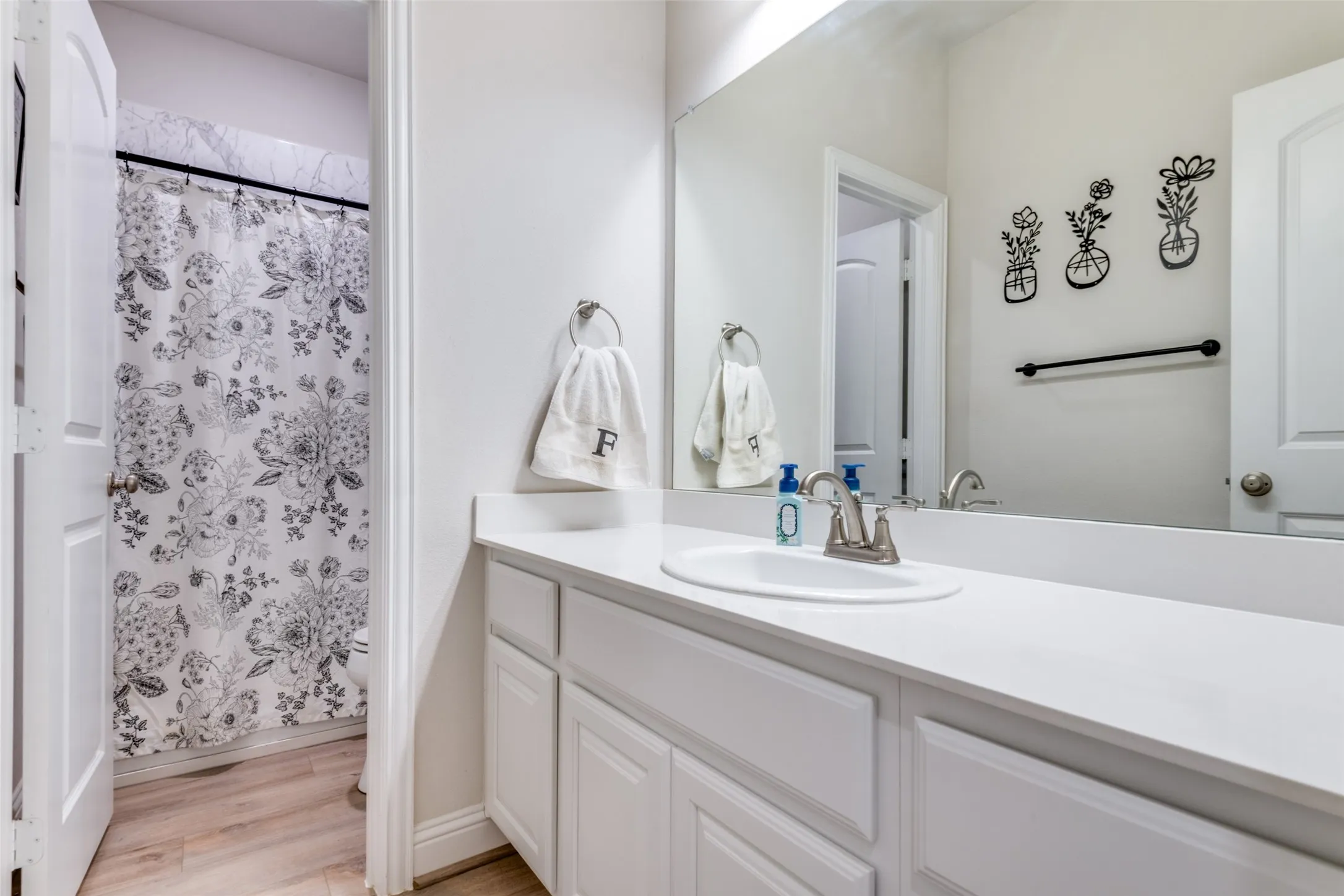 Single Family Residence For Sale in Hunt County , 747 Hickory Lane, Royse City, Texas 75189, 4 Bedroom, 2 Bathroom, 2 Garage spaces, 2,228 Sqft, built in 2022, mls#21216595, Real Estate Agent in Royse City, Homes For Sale in Hunt county, Homes For Sale in Royse City, Realtor in Royse City Texas, Real Estate Brokerage Independent Realty Texas, Luminita Cordes Realtor