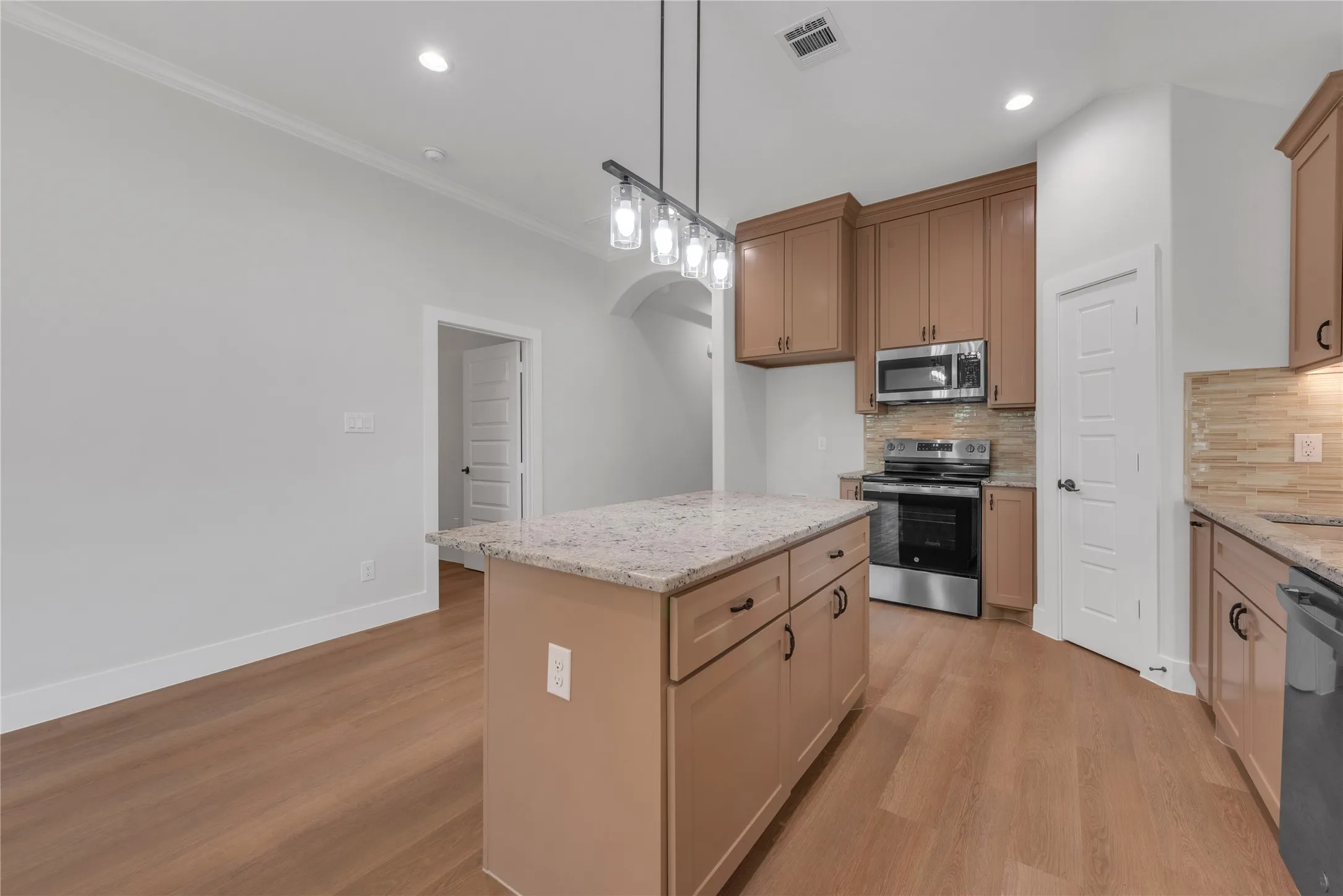 Kitchen and breakfast bar