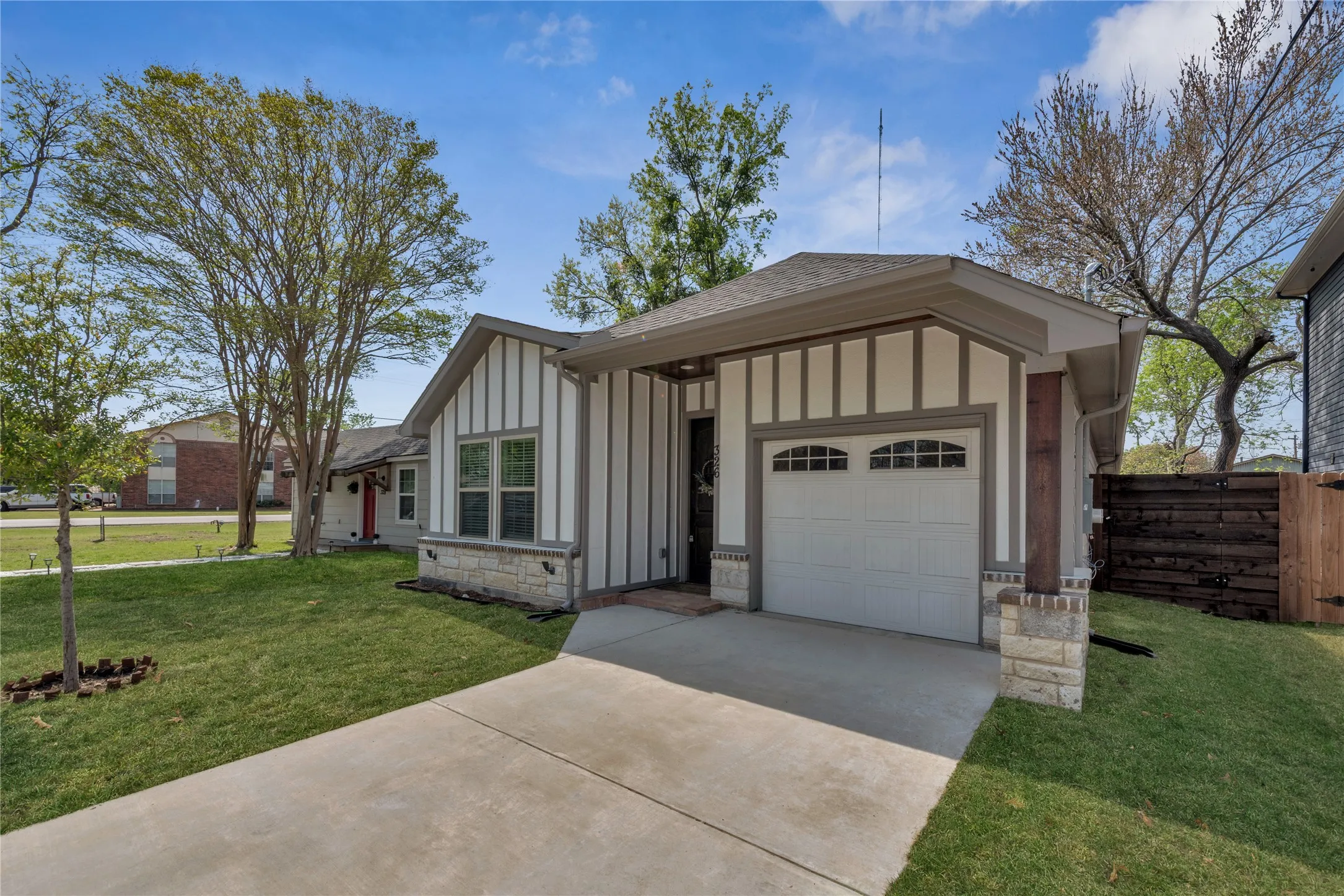 Single Family Residence For Sale in Dallas County , 326 S Main Street, Cedar Hill, Texas 75104, 3 Bedroom, 2 Bathroom, 1 Garage spaces, 1,403 Sqft, built in 2024, mls#21218179, Real Estate Agent in Cedar Hill, Homes For Sale in Dallas county, Homes For Sale in Cedar Hill, Realtor in Cedar Hill Texas, Real Estate Brokerage Independent Realty Texas, Luminita Cordes Realtor