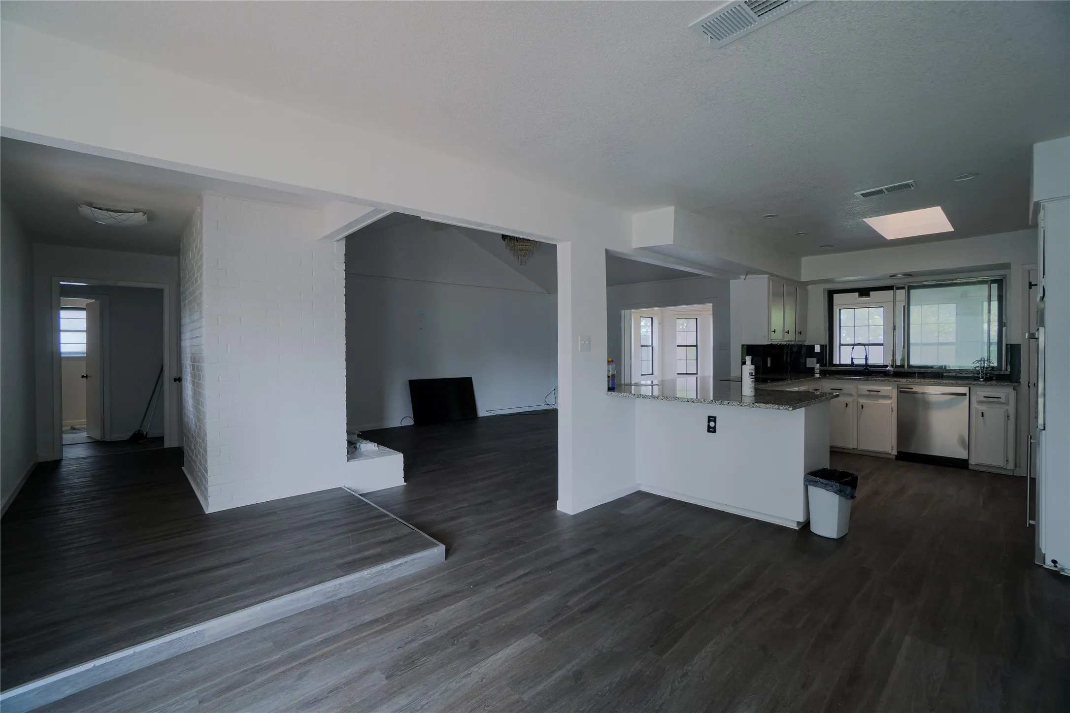 Single Family Residence For Sale in Tarrant County , 7709 Marlborough Drive W, Fort Worth, Texas 76134, 4 Bedroom, 2 Bathroom, 2 Garage spaces, 2,088 Sqft, built in 1972, mls#21219314, Real Estate Agent in Fort Worth, Homes For Sale in Tarrant county, Homes For Sale in Fort Worth, Realtor in Fort Worth Texas, Real Estate Brokerage Independent Realty Texas, Luminita Cordes Realtor