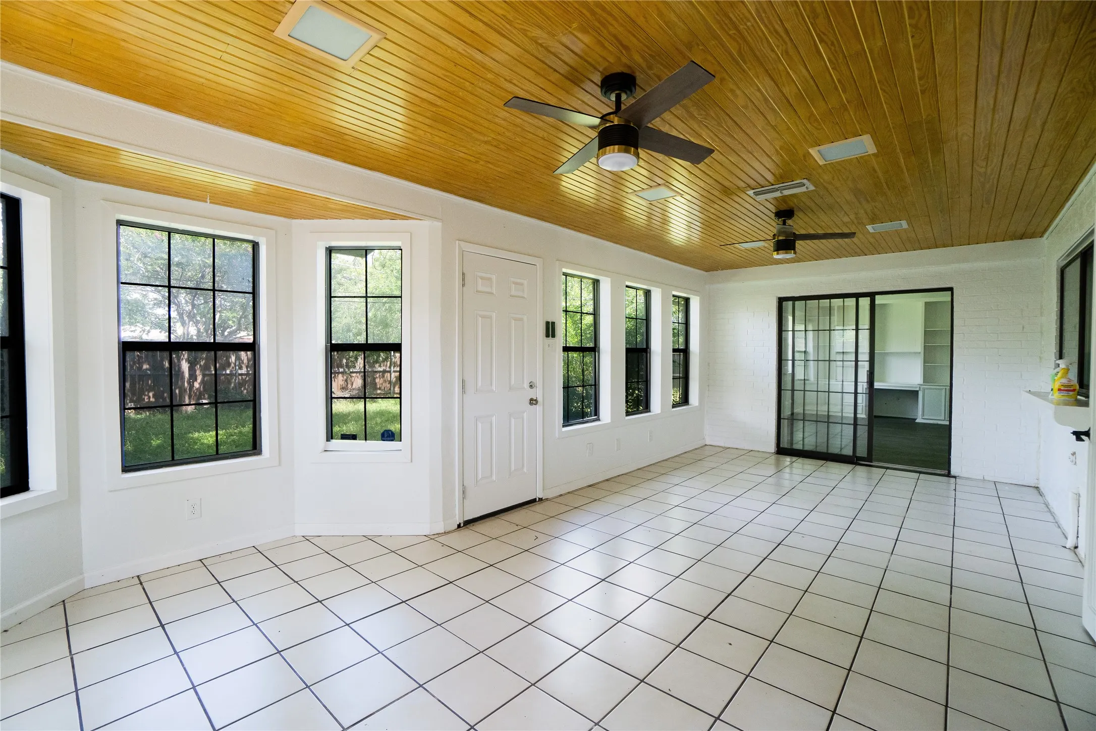 Single Family Residence For Sale in Tarrant County , 7709 Marlborough Drive W, Fort Worth, Texas 76134, 4 Bedroom, 2 Bathroom, 2 Garage spaces, 2,088 Sqft, built in 1972, mls#21219314, Real Estate Agent in Fort Worth, Homes For Sale in Tarrant county, Homes For Sale in Fort Worth, Realtor in Fort Worth Texas, Real Estate Brokerage Independent Realty Texas, Luminita Cordes Realtor