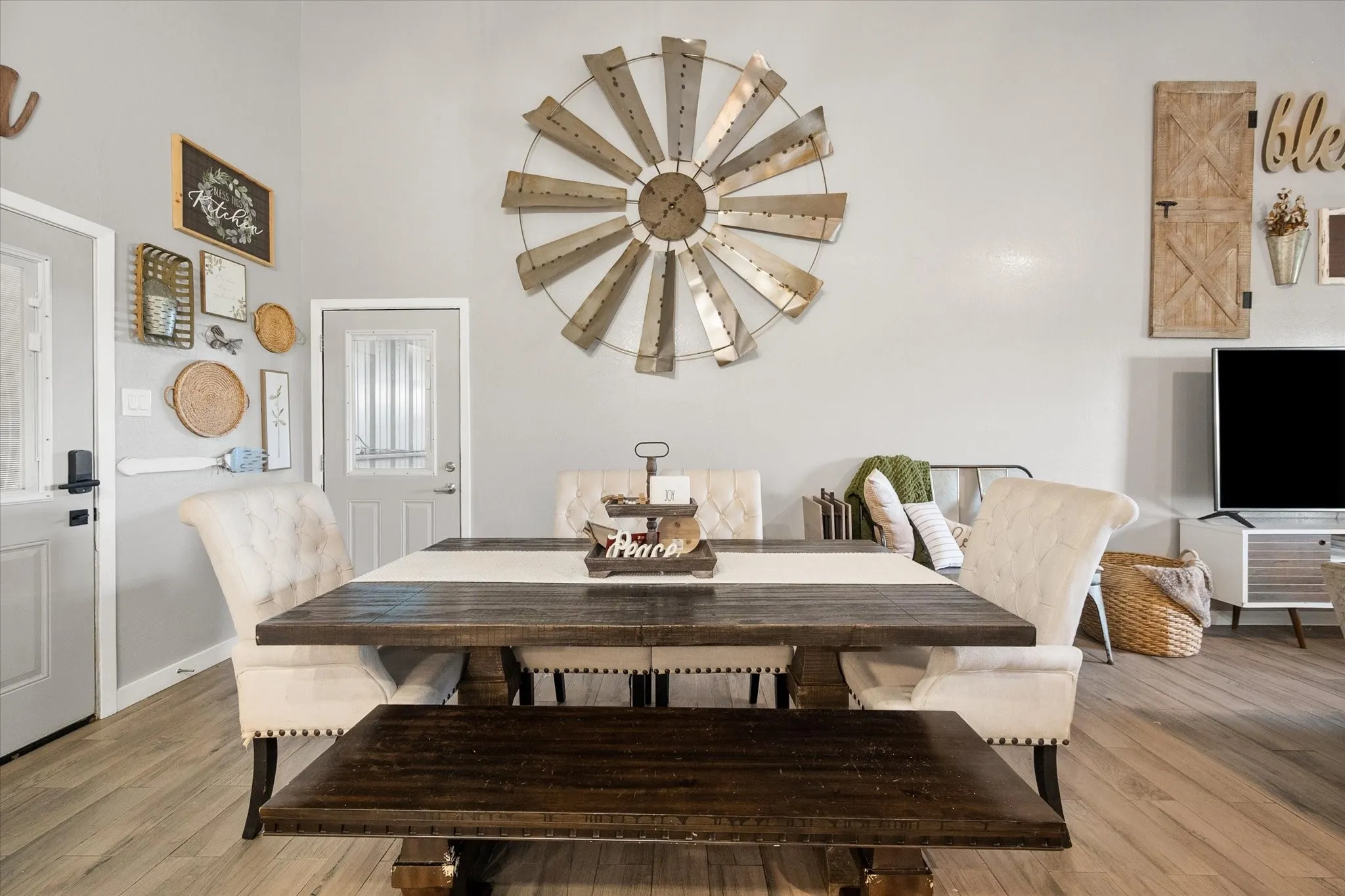 Single Family Residence For Sale in Ellis County , 671 Robnett Road, Waxahachie, Texas 75165, 5 Bedrooms, 4 Bathrooms, 6 Garage spaces, 2,281 Sqft, built in 2017, Preowned, Price $1,260,000, mls#21219298, Real Estate Agent in Waxahachie, Homes For Sale in Ellis county, Homes For Sale in Waxahachie, Realtor in Waxahachie Texas, Real Estate Brokerage Independent Realty Texas, Luminita Cordes Realtor