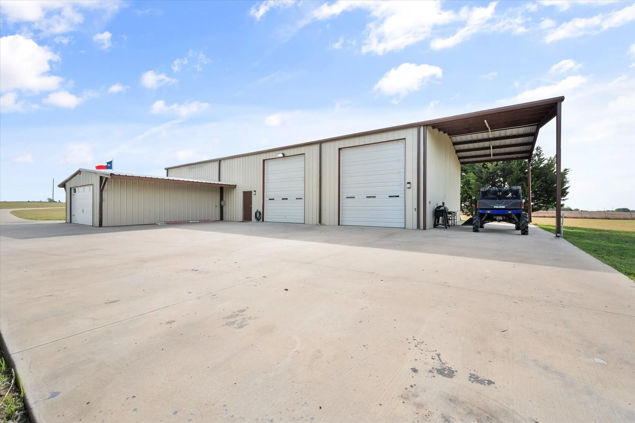 Single Family Residence For Sale in Ellis County , 671 Robnett Road, Waxahachie, Texas 75165, 5 Bedrooms, 4 Bathrooms, 6 Garage spaces, 2,281 Sqft, built in 2017, Preowned, Price $1,260,000, mls#21219298, Real Estate Agent in Waxahachie, Homes For Sale in Ellis county, Homes For Sale in Waxahachie, Realtor in Waxahachie Texas, Real Estate Brokerage Independent Realty Texas, Luminita Cordes Realtor