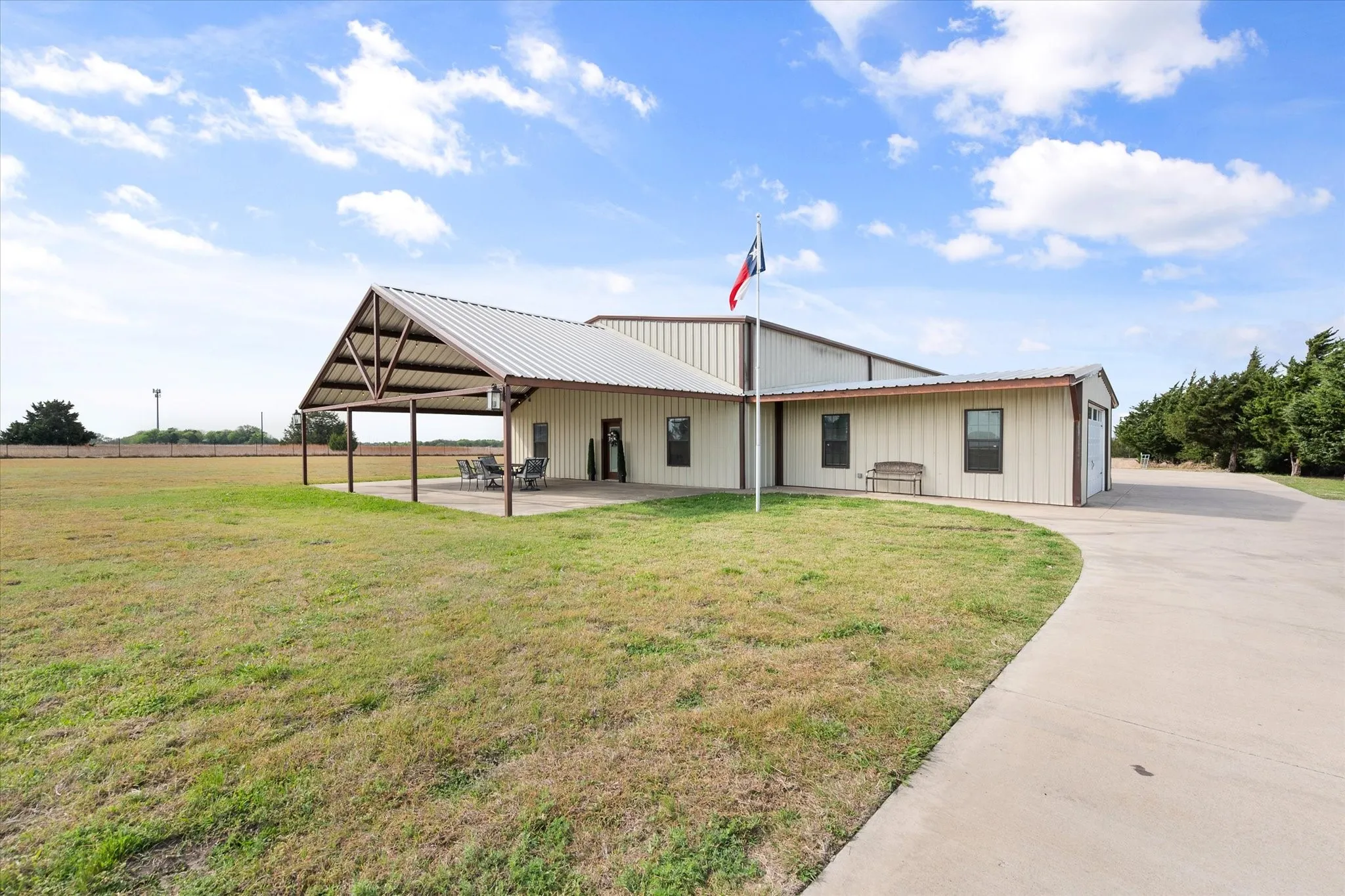 Single Family Residence For Sale in Ellis County , 671 Robnett Road, Waxahachie, Texas 75165, 5 Bedrooms, 4 Bathrooms, 6 Garage spaces, 2,281 Sqft, built in 2017, Preowned, Price $1,260,000, mls#21219298, Real Estate Agent in Waxahachie, Homes For Sale in Ellis county, Homes For Sale in Waxahachie, Realtor in Waxahachie Texas, Real Estate Brokerage Independent Realty Texas, Luminita Cordes Realtor