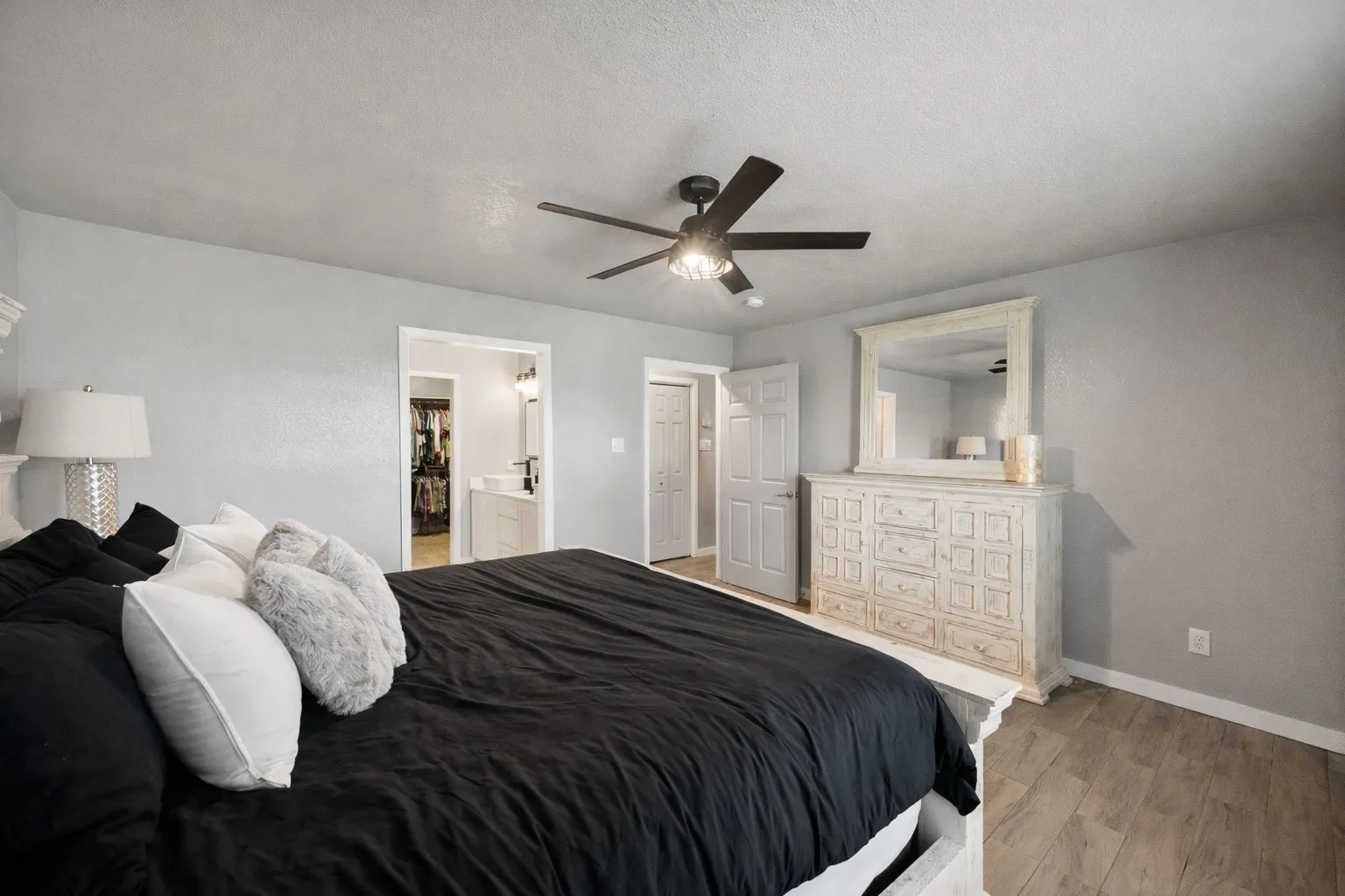 Single Family Residence For Sale in Ellis County , 671 Robnett Road, Waxahachie, Texas 75165, 5 Bedrooms, 4 Bathrooms, 6 Garage spaces, 2,281 Sqft, built in 2017, Preowned, Price $1,260,000, mls#21219298, Real Estate Agent in Waxahachie, Homes For Sale in Ellis county, Homes For Sale in Waxahachie, Realtor in Waxahachie Texas, Real Estate Brokerage Independent Realty Texas, Luminita Cordes Realtor
