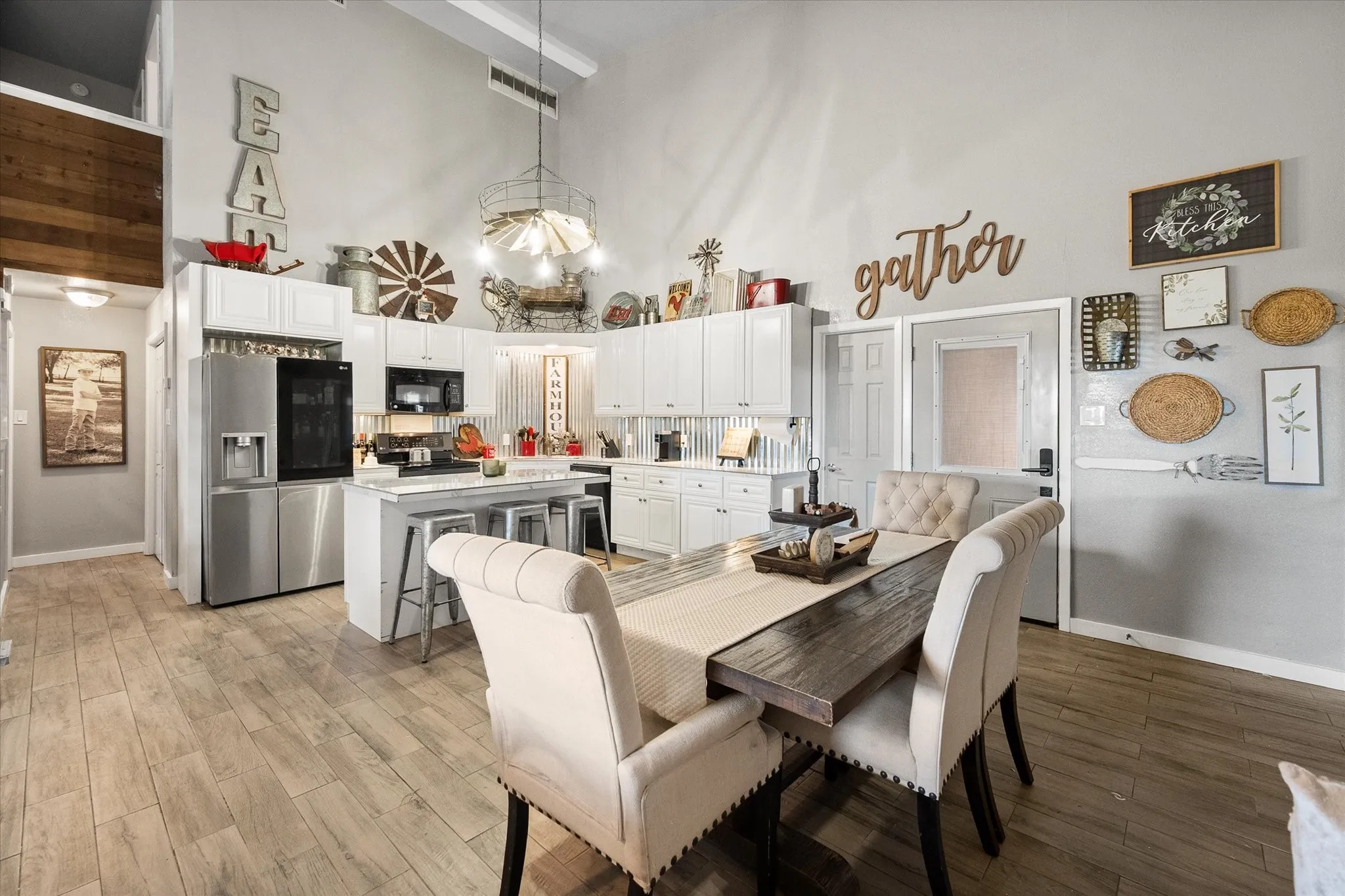 Single Family Residence For Sale in Ellis County , 671 Robnett Road, Waxahachie, Texas 75165, 5 Bedrooms, 4 Bathrooms, 6 Garage spaces, 2,281 Sqft, built in 2017, Preowned, Price $1,260,000, mls#21219298, Real Estate Agent in Waxahachie, Homes For Sale in Ellis county, Homes For Sale in Waxahachie, Realtor in Waxahachie Texas, Real Estate Brokerage Independent Realty Texas, Luminita Cordes Realtor