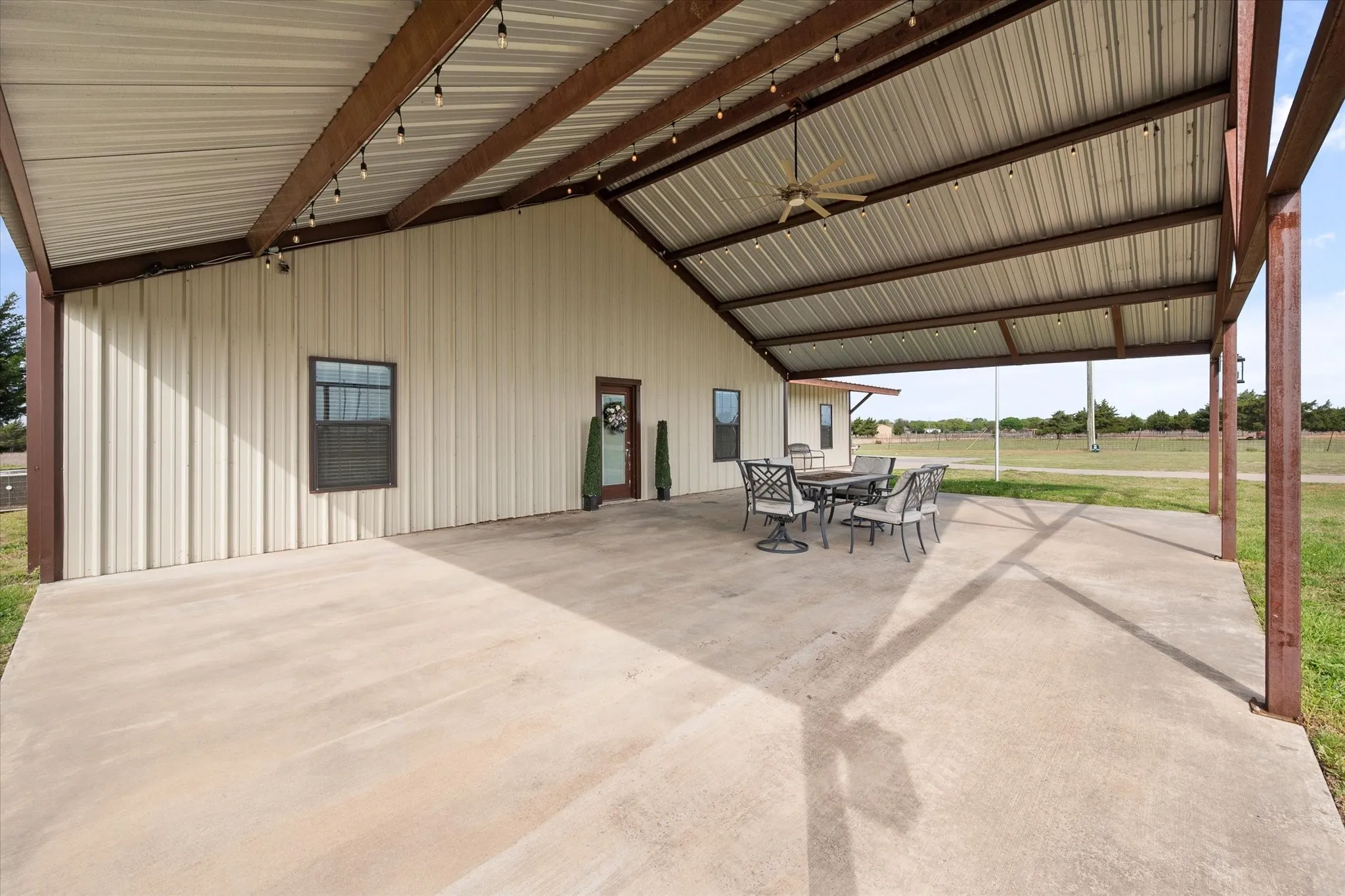 Single Family Residence For Sale in Ellis County , 671 Robnett Road, Waxahachie, Texas 75165, 5 Bedrooms, 4 Bathrooms, 6 Garage spaces, 2,281 Sqft, built in 2017, Preowned, Price $1,260,000, mls#21219298, Real Estate Agent in Waxahachie, Homes For Sale in Ellis county, Homes For Sale in Waxahachie, Realtor in Waxahachie Texas, Real Estate Brokerage Independent Realty Texas, Luminita Cordes Realtor
