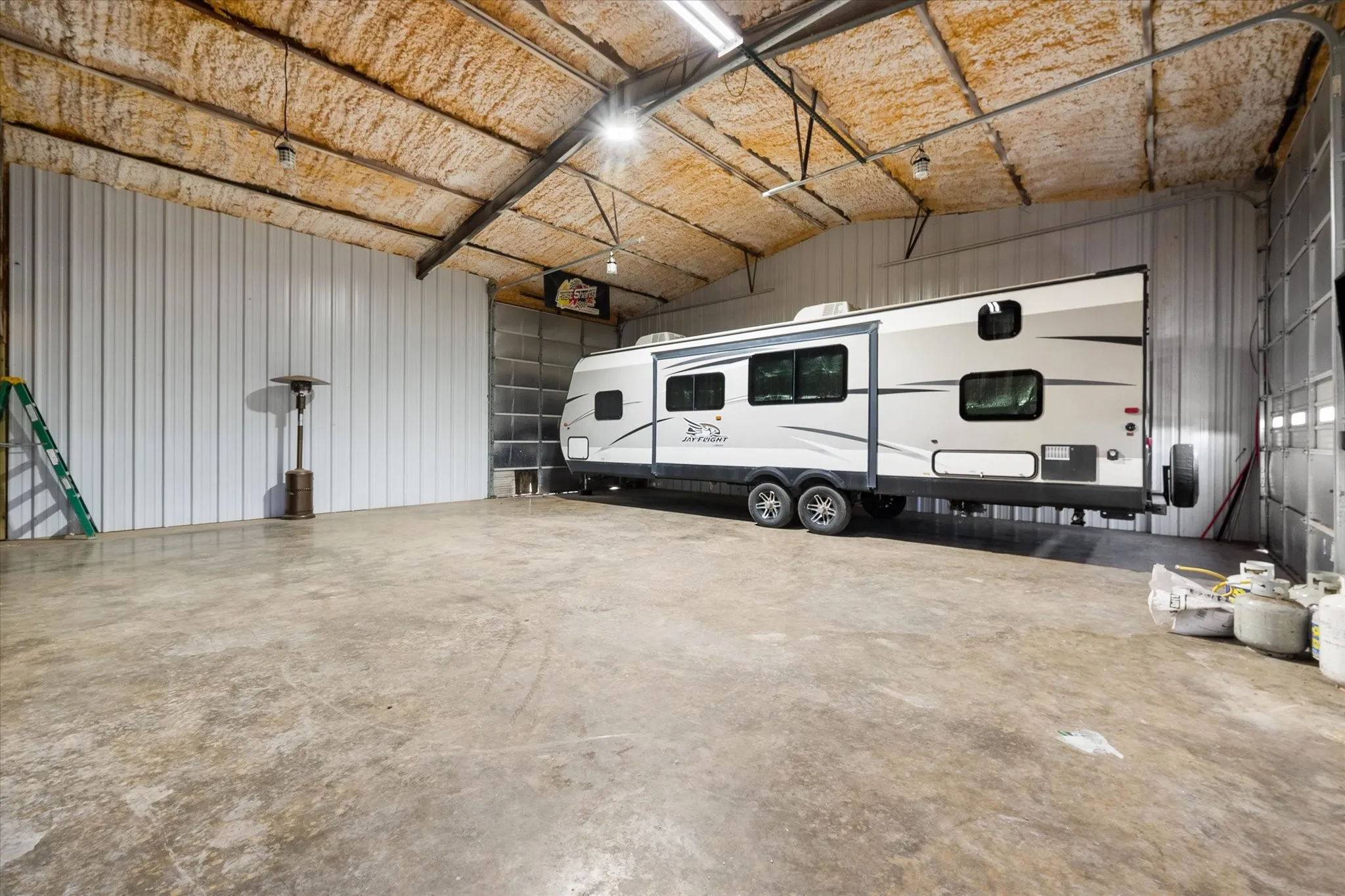 Single Family Residence For Sale in Ellis County , 671 Robnett Road, Waxahachie, Texas 75165, 5 Bedrooms, 4 Bathrooms, 6 Garage spaces, 2,281 Sqft, built in 2017, Preowned, Price $1,260,000, mls#21219298, Real Estate Agent in Waxahachie, Homes For Sale in Ellis county, Homes For Sale in Waxahachie, Realtor in Waxahachie Texas, Real Estate Brokerage Independent Realty Texas, Luminita Cordes Realtor