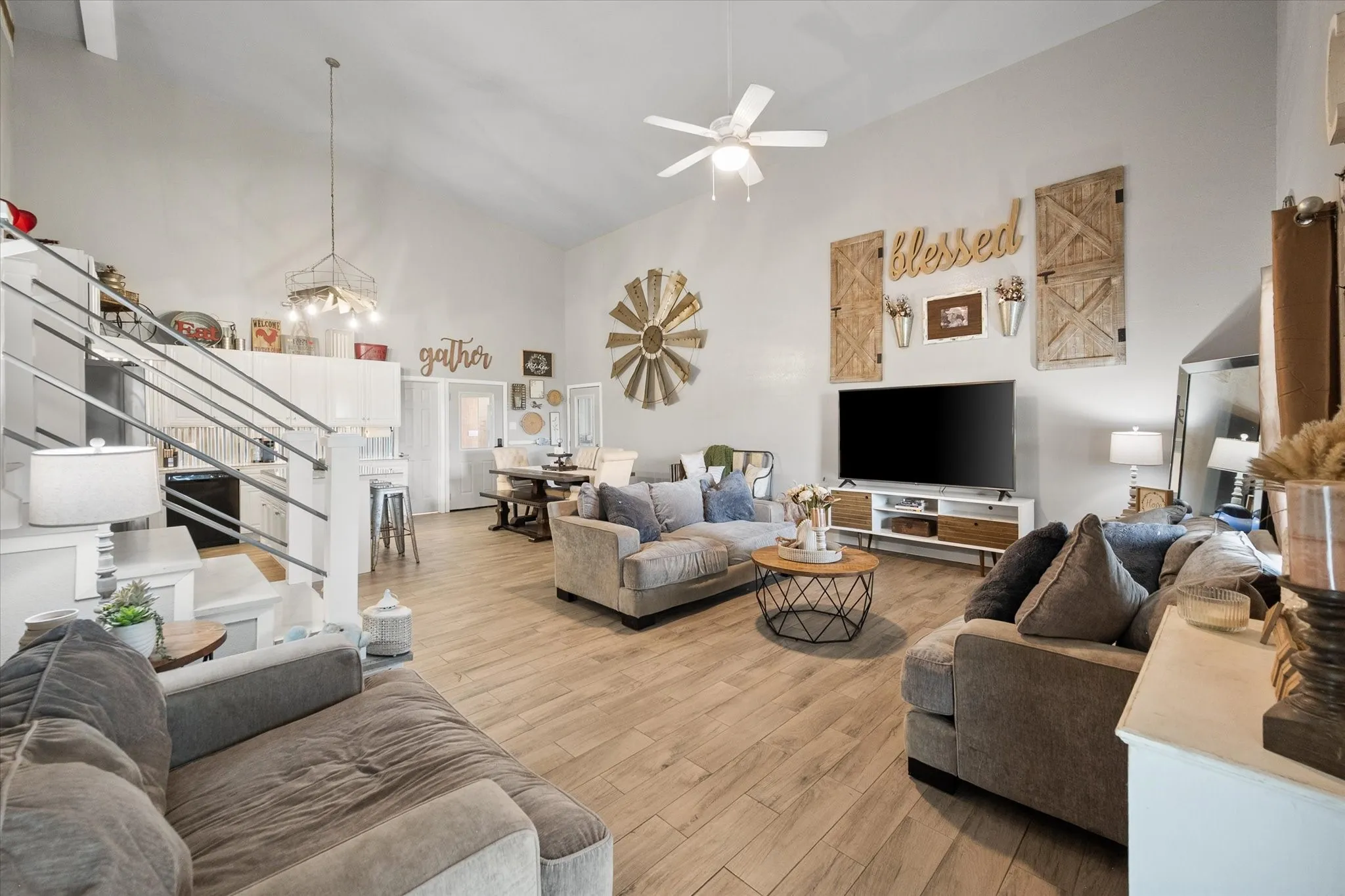 Single Family Residence For Sale in Ellis County , 671 Robnett Road, Waxahachie, Texas 75165, 5 Bedrooms, 4 Bathrooms, 6 Garage spaces, 2,281 Sqft, built in 2017, Preowned, Price $1,260,000, mls#21219298, Real Estate Agent in Waxahachie, Homes For Sale in Ellis county, Homes For Sale in Waxahachie, Realtor in Waxahachie Texas, Real Estate Brokerage Independent Realty Texas, Luminita Cordes Realtor
