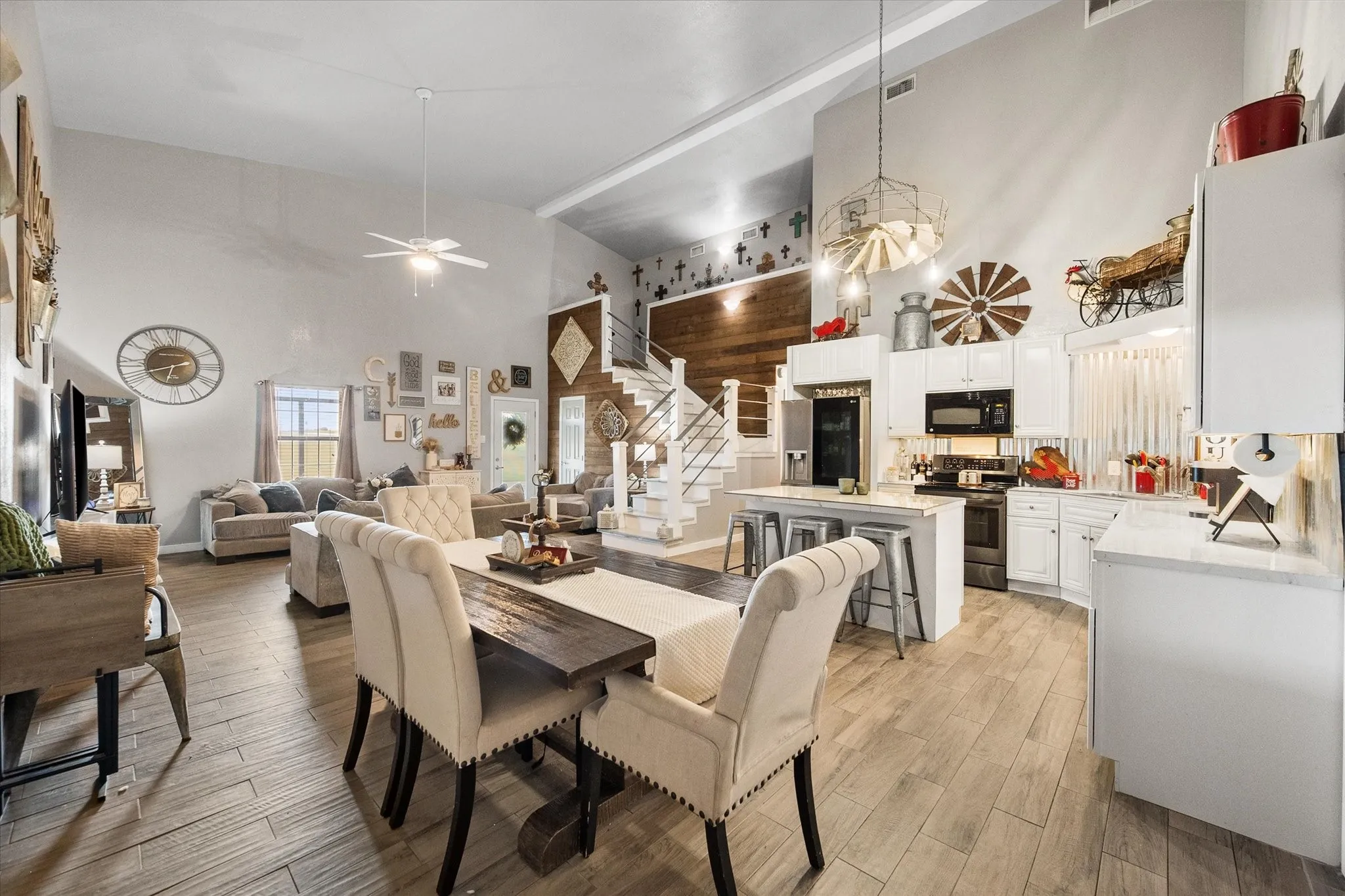 Single Family Residence For Sale in Ellis County , 671 Robnett Road, Waxahachie, Texas 75165, 5 Bedrooms, 4 Bathrooms, 6 Garage spaces, 2,281 Sqft, built in 2017, Preowned, Price $1,260,000, mls#21219298, Real Estate Agent in Waxahachie, Homes For Sale in Ellis county, Homes For Sale in Waxahachie, Realtor in Waxahachie Texas, Real Estate Brokerage Independent Realty Texas, Luminita Cordes Realtor