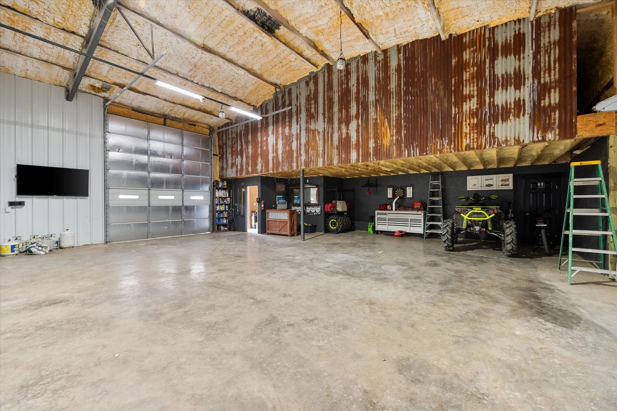 Single Family Residence For Sale in Ellis County , 671 Robnett Road, Waxahachie, Texas 75165, 5 Bedrooms, 4 Bathrooms, 6 Garage spaces, 2,281 Sqft, built in 2017, Preowned, Price $1,260,000, mls#21219298, Real Estate Agent in Waxahachie, Homes For Sale in Ellis county, Homes For Sale in Waxahachie, Realtor in Waxahachie Texas, Real Estate Brokerage Independent Realty Texas, Luminita Cordes Realtor