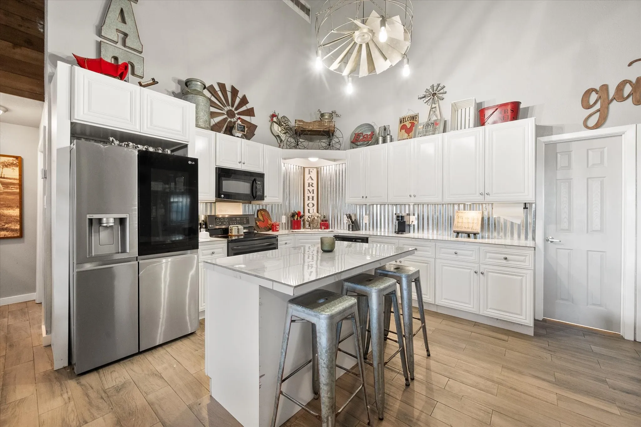 Single Family Residence For Sale in Ellis County , 671 Robnett Road, Waxahachie, Texas 75165, 5 Bedrooms, 4 Bathrooms, 6 Garage spaces, 2,281 Sqft, built in 2017, Preowned, Price $1,260,000, mls#21219298, Real Estate Agent in Waxahachie, Homes For Sale in Ellis county, Homes For Sale in Waxahachie, Realtor in Waxahachie Texas, Real Estate Brokerage Independent Realty Texas, Luminita Cordes Realtor