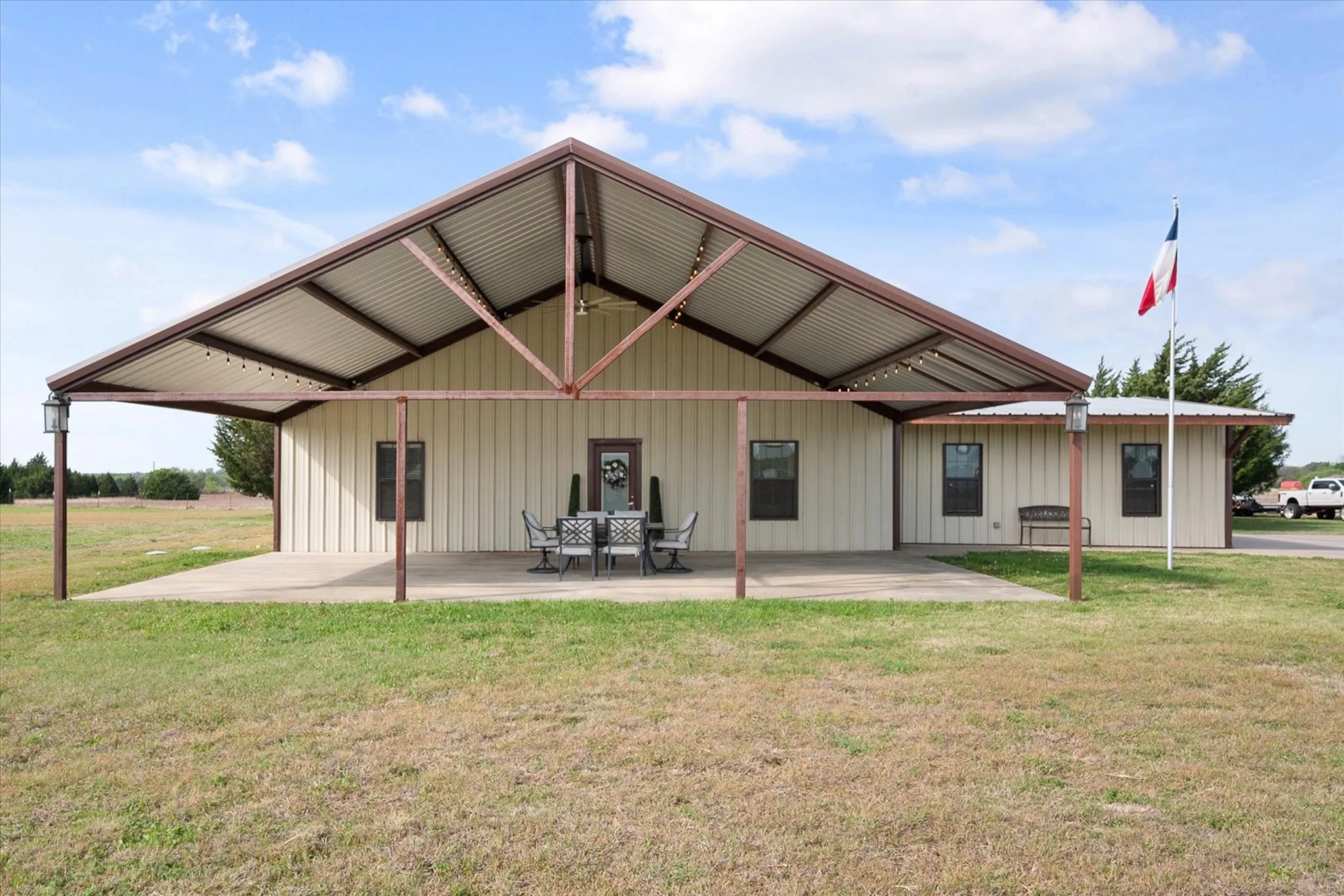 Single Family Residence For Sale in Ellis County , 671 Robnett Road, Waxahachie, Texas 75165, 5 Bedrooms, 4 Bathrooms, 6 Garage spaces, 2,281 Sqft, built in 2017, Preowned, Price $1,260,000, mls#21219298, Real Estate Agent in Waxahachie, Homes For Sale in Ellis county, Homes For Sale in Waxahachie, Realtor in Waxahachie Texas, Real Estate Brokerage Independent Realty Texas, Luminita Cordes Realtor