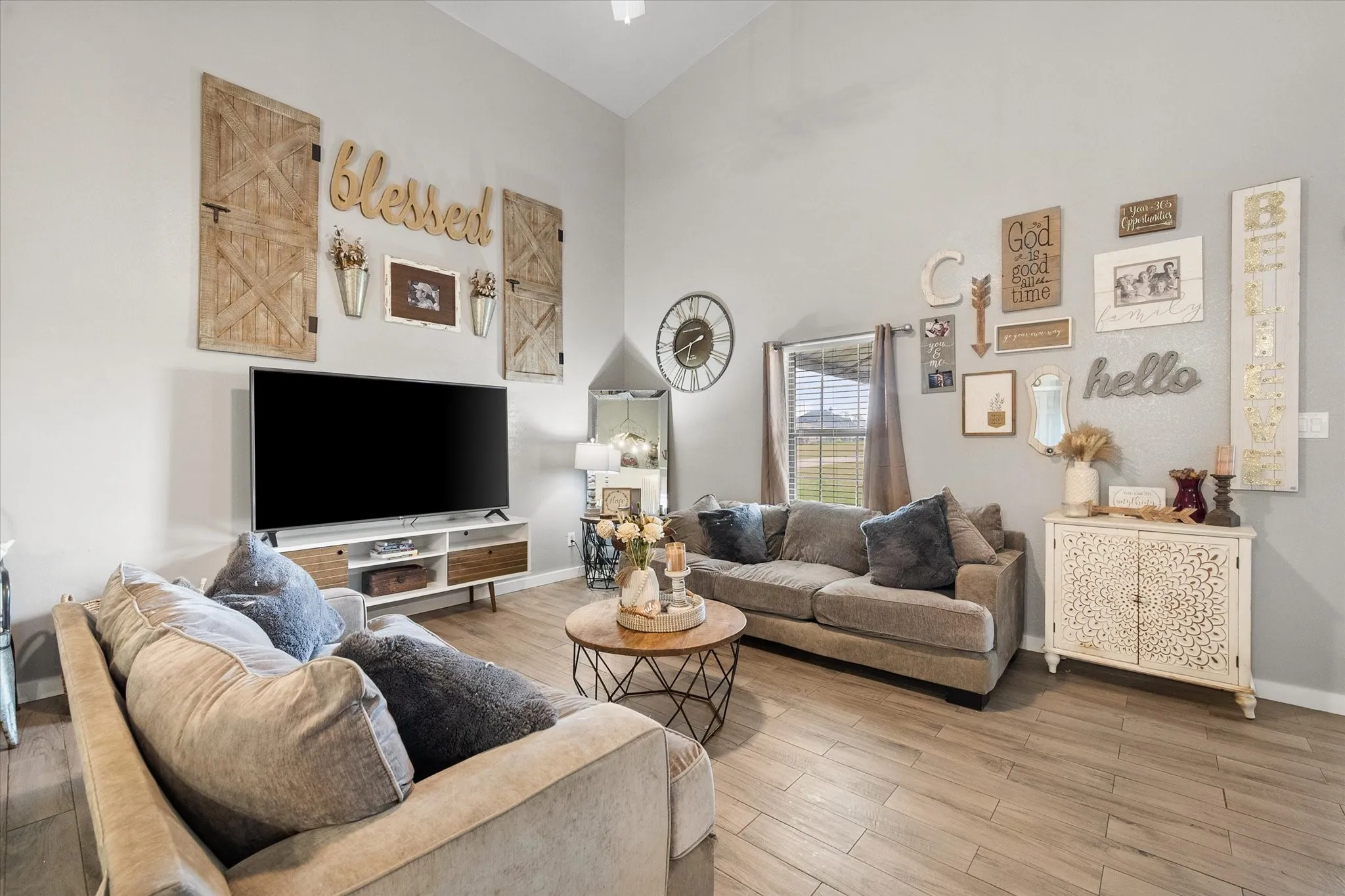 Single Family Residence For Sale in Ellis County , 671 Robnett Road, Waxahachie, Texas 75165, 5 Bedrooms, 4 Bathrooms, 6 Garage spaces, 2,281 Sqft, built in 2017, Preowned, Price $1,260,000, mls#21219298, Real Estate Agent in Waxahachie, Homes For Sale in Ellis county, Homes For Sale in Waxahachie, Realtor in Waxahachie Texas, Real Estate Brokerage Independent Realty Texas, Luminita Cordes Realtor
