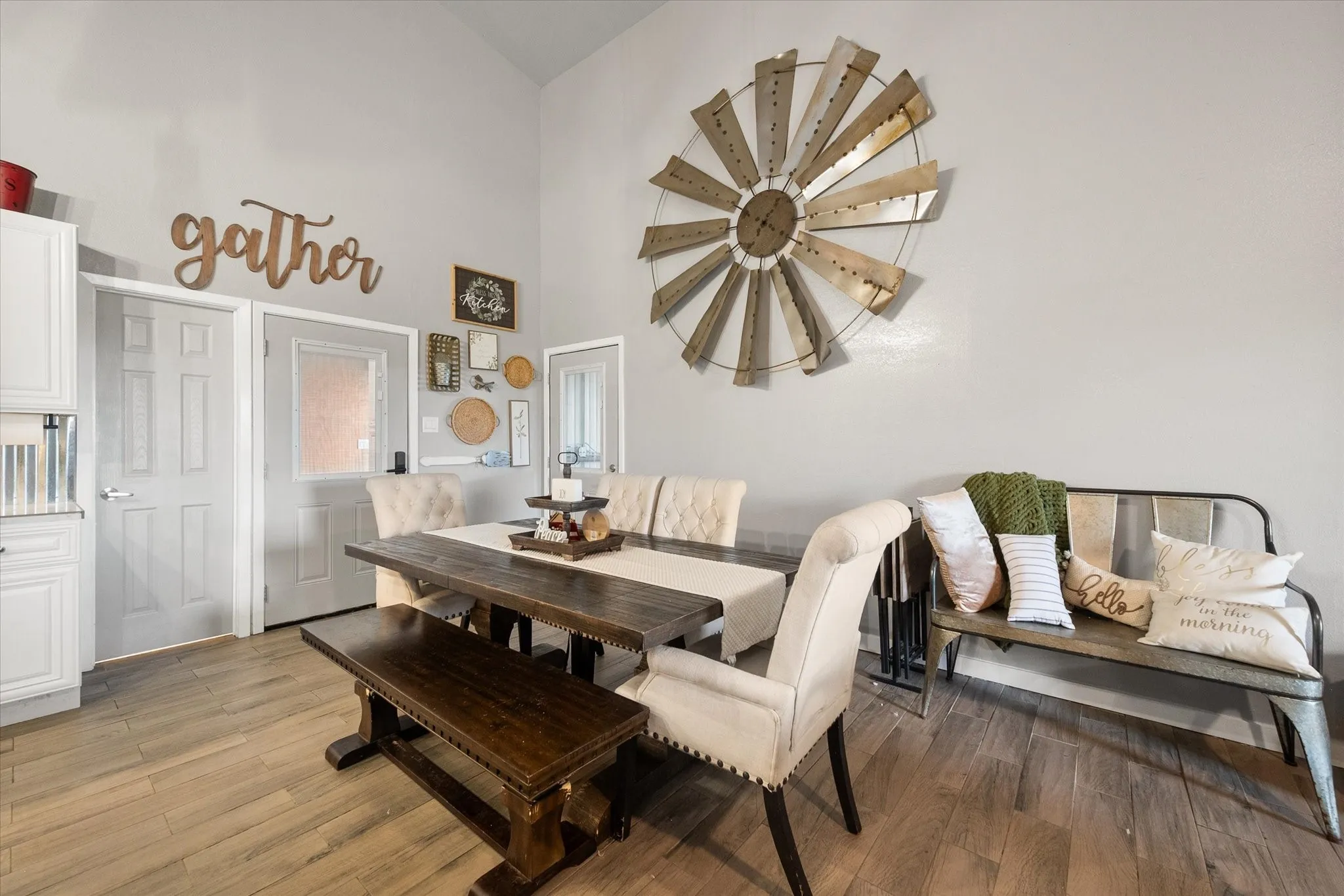 Single Family Residence For Sale in Ellis County , 671 Robnett Road, Waxahachie, Texas 75165, 5 Bedrooms, 4 Bathrooms, 6 Garage spaces, 2,281 Sqft, built in 2017, Preowned, Price $1,260,000, mls#21219298, Real Estate Agent in Waxahachie, Homes For Sale in Ellis county, Homes For Sale in Waxahachie, Realtor in Waxahachie Texas, Real Estate Brokerage Independent Realty Texas, Luminita Cordes Realtor