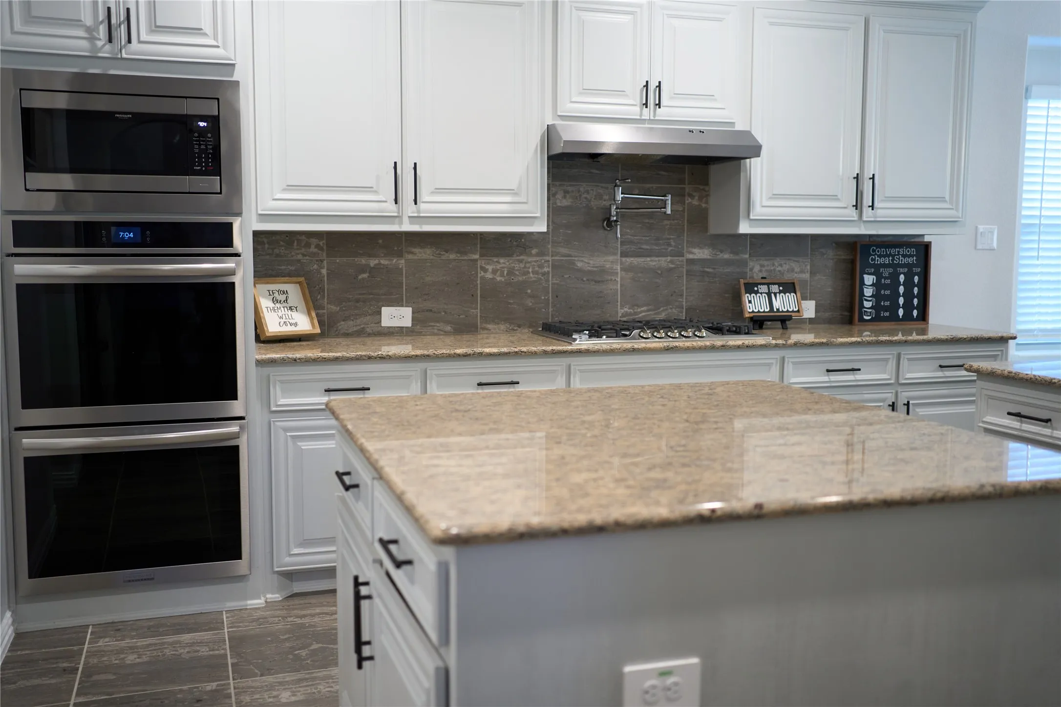 Single Family Residence For Sale in Dallas County , 105 Wild River Court, De Soto, Texas 75115, 5 Bedroom, 4 Bathroom, 2 Garage spaces, 4,210 Sqft, built in 2021, Preowned, mls#21219353, Real Estate Agent in De Soto, Homes For Sale in Dallas county, Homes For Sale in De Soto, Realtor in De Soto Texas, Real Estate Brokerage Independent Realty Texas, Luminita Cordes Realtor