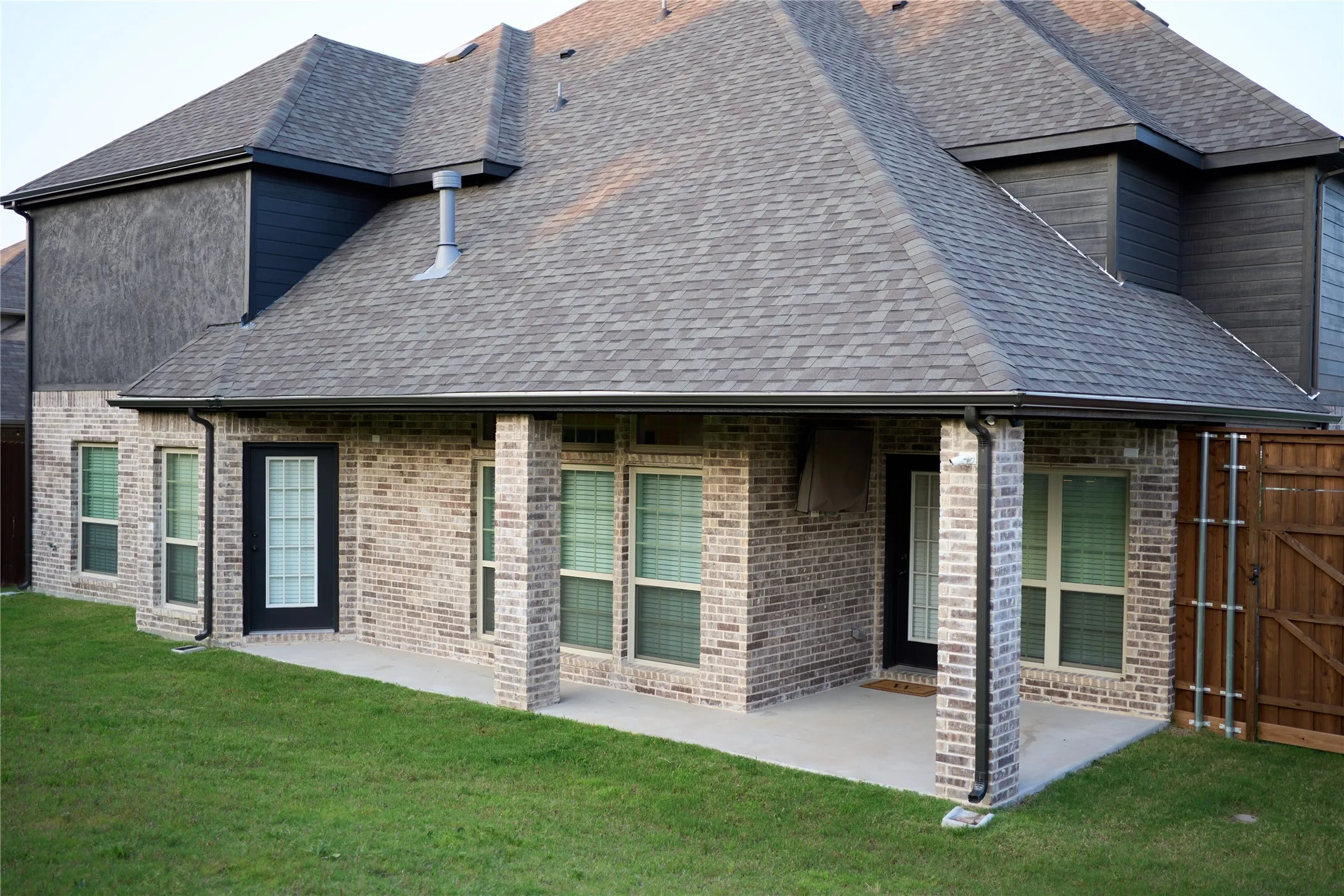 Single Family Residence For Sale in Dallas County , 105 Wild River Court, De Soto, Texas 75115, 5 Bedroom, 4 Bathroom, 2 Garage spaces, 4,210 Sqft, built in 2021, Preowned, mls#21219353, Real Estate Agent in De Soto, Homes For Sale in Dallas county, Homes For Sale in De Soto, Realtor in De Soto Texas, Real Estate Brokerage Independent Realty Texas, Luminita Cordes Realtor
