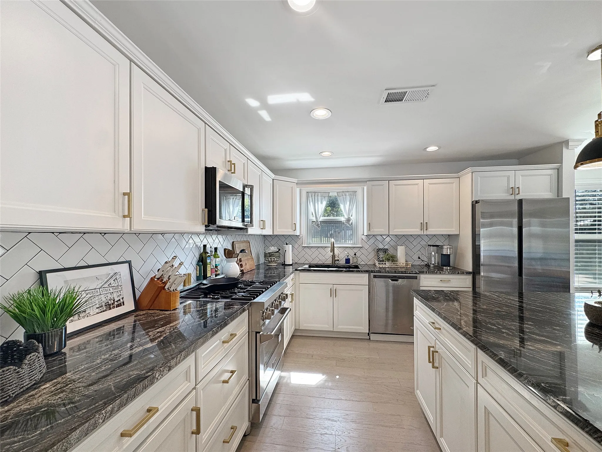 Single Family Residence For Sale in Tarrant County , 4401 Clarke Drive, Fort Worth, Texas 76135, 3 Bedroom, 3 Bathroom, 4 Garage spaces, 2,280 Sqft, built in 1992, Preowned, mls#21200316, Real Estate Agent in Fort Worth, Homes For Sale in Tarrant county, Homes For Sale in Fort Worth, Realtor in Fort Worth Texas, Real Estate Brokerage Independent Realty Texas, Luminita Cordes Realtor