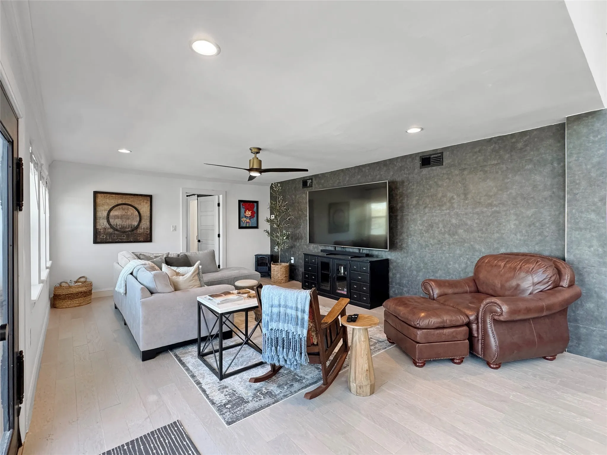 Single Family Residence For Sale in Tarrant County , 4401 Clarke Drive, Fort Worth, Texas 76135, 3 Bedroom, 3 Bathroom, 4 Garage spaces, 2,280 Sqft, built in 1992, Preowned, mls#21200316, Real Estate Agent in Fort Worth, Homes For Sale in Tarrant county, Homes For Sale in Fort Worth, Realtor in Fort Worth Texas, Real Estate Brokerage Independent Realty Texas, Luminita Cordes Realtor