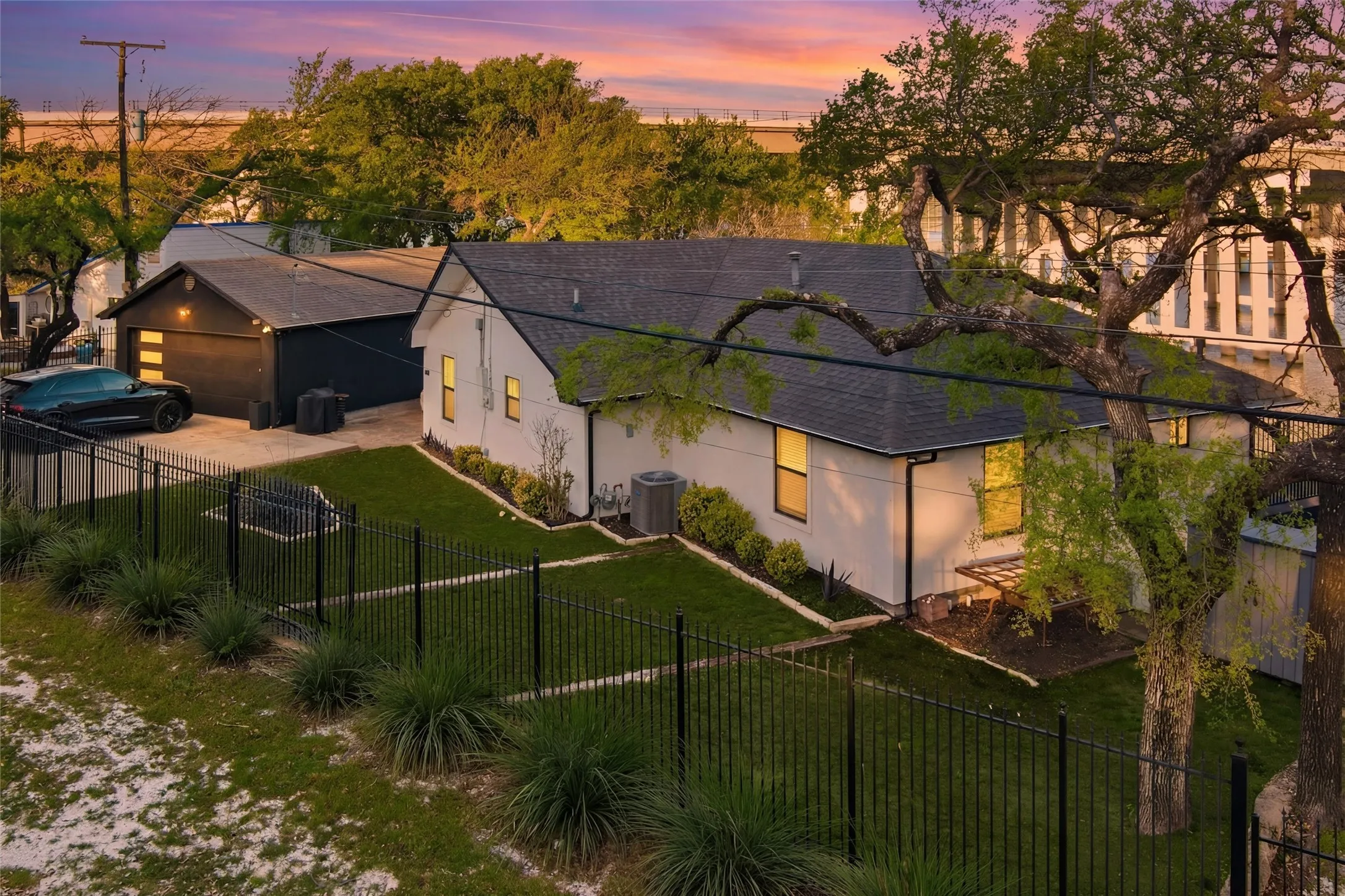 Single Family Residence For Sale in Tarrant County , 4401 Clarke Drive, Fort Worth, Texas 76135, 3 Bedroom, 3 Bathroom, 4 Garage spaces, 2,280 Sqft, built in 1992, Preowned, mls#21200316, Real Estate Agent in Fort Worth, Homes For Sale in Tarrant county, Homes For Sale in Fort Worth, Realtor in Fort Worth Texas, Real Estate Brokerage Independent Realty Texas, Luminita Cordes Realtor