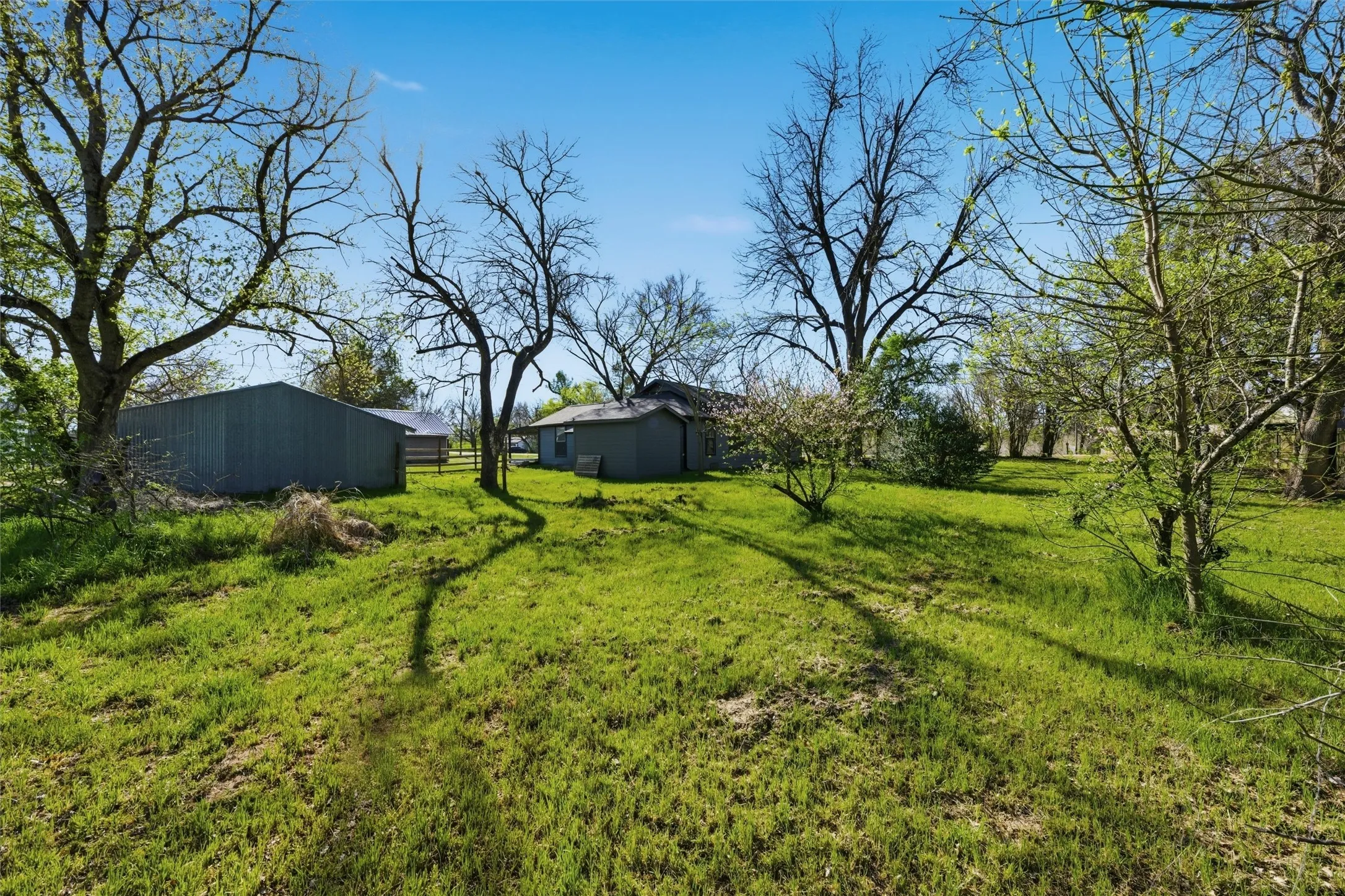 Single Family Residence For Sale in Limestone County , 300 S 2nd Street, Tehuacana, Texas 76686, 3 Bedroom, 2 Bathroom, Garage spaces, 1,496 Sqft, built in 1951, Preowned, mls#21212574, Real Estate Agent in Tehuacana, Homes For Sale in Limestone county, Homes For Sale in Tehuacana, Realtor in Tehuacana Texas, Real Estate Brokerage Independent Realty Texas, Luminita Cordes Realtor