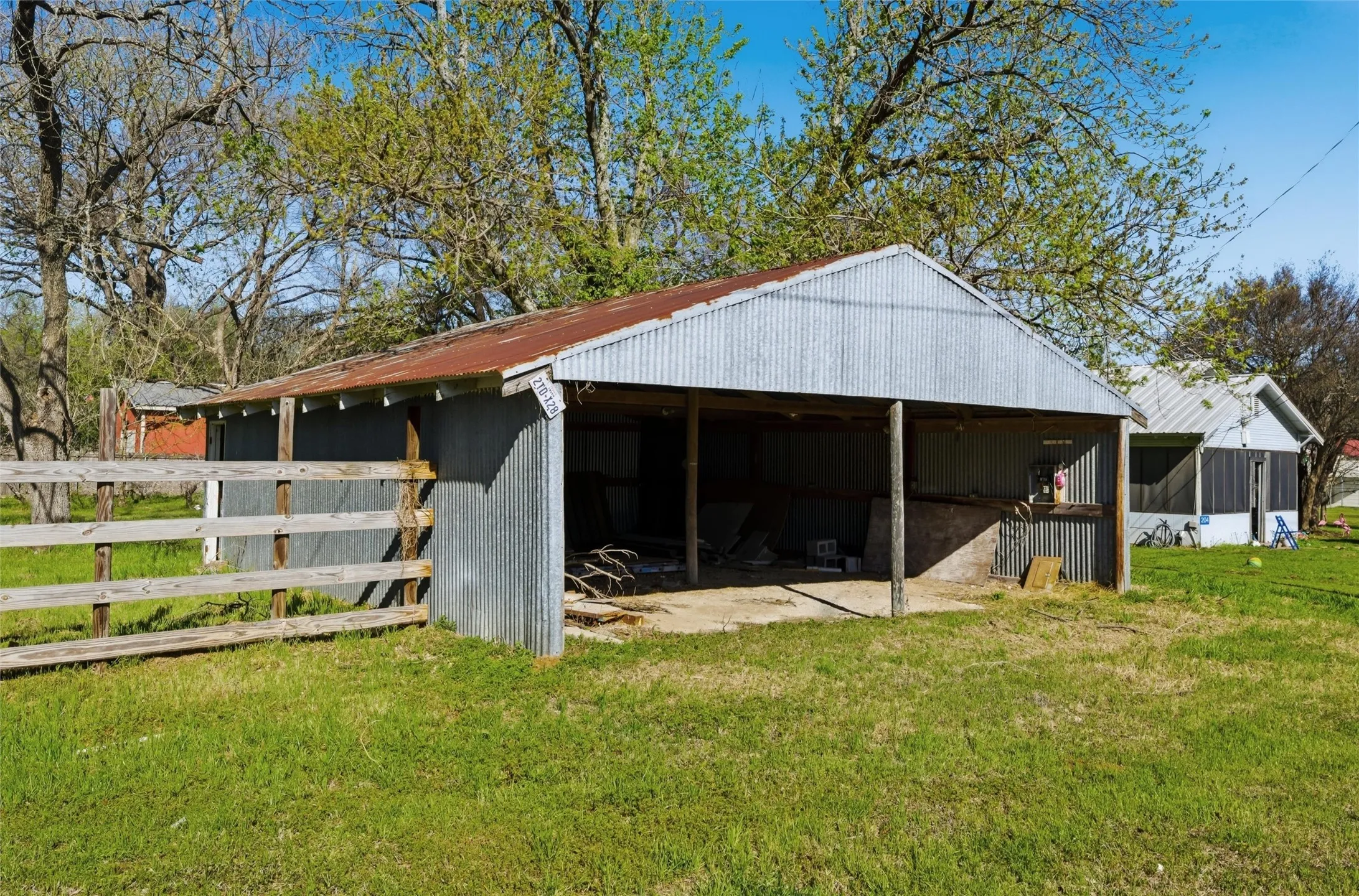 Single Family Residence For Sale in Limestone County , 300 S 2nd Street, Tehuacana, Texas 76686, 3 Bedroom, 2 Bathroom, Garage spaces, 1,496 Sqft, built in 1951, Preowned, mls#21212574, Real Estate Agent in Tehuacana, Homes For Sale in Limestone county, Homes For Sale in Tehuacana, Realtor in Tehuacana Texas, Real Estate Brokerage Independent Realty Texas, Luminita Cordes Realtor