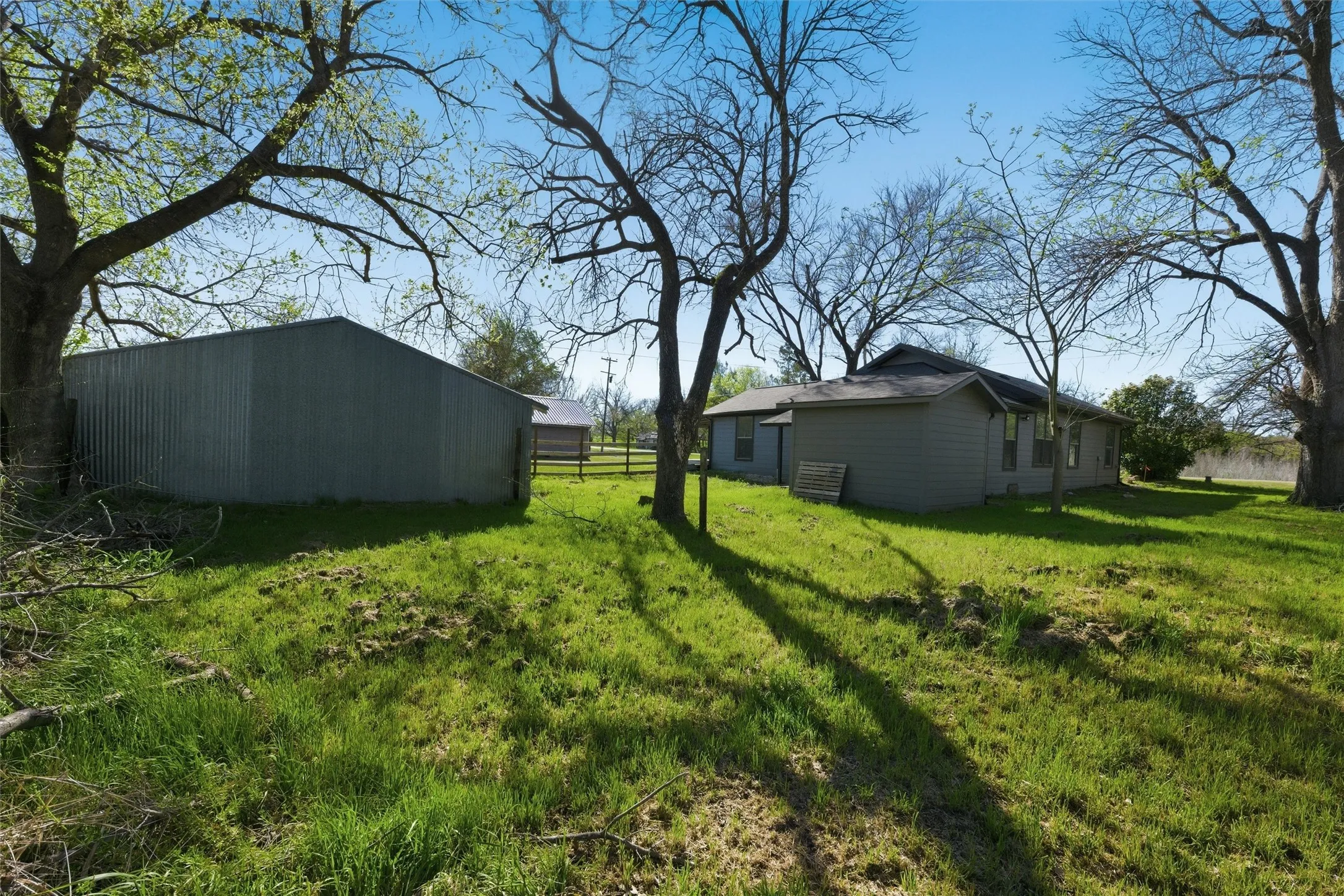 Single Family Residence For Sale in Limestone County , 300 S 2nd Street, Tehuacana, Texas 76686, 3 Bedroom, 2 Bathroom, Garage spaces, 1,496 Sqft, built in 1951, Preowned, mls#21212574, Real Estate Agent in Tehuacana, Homes For Sale in Limestone county, Homes For Sale in Tehuacana, Realtor in Tehuacana Texas, Real Estate Brokerage Independent Realty Texas, Luminita Cordes Realtor