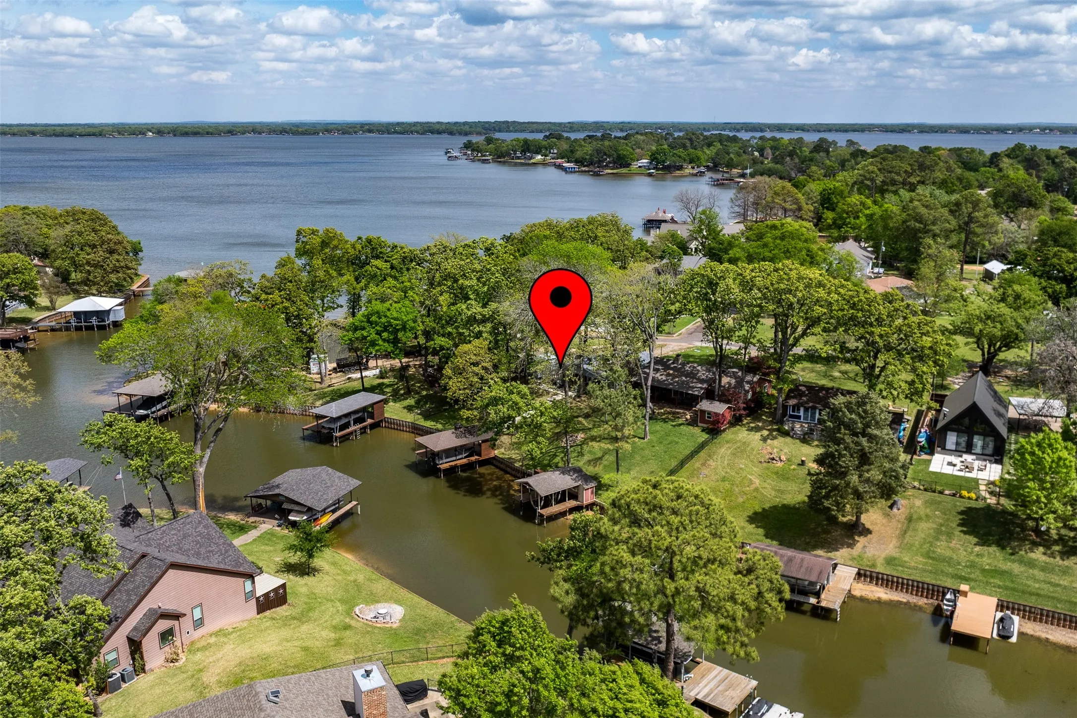 Single Family Residence For Sale in Henderson County , 112 Greenwood Drive, Trinidad, Texas 75163, 2 Bedroom, 1 Bathroom, Garage spaces, 896 Sqft, built in 1970, Preowned, mls#21216865, Real Estate Agent in Trinidad, Homes For Sale in Henderson county, Homes For Sale in Trinidad, Realtor in Trinidad Texas, Real Estate Brokerage Independent Realty Texas, Luminita Cordes Realtor