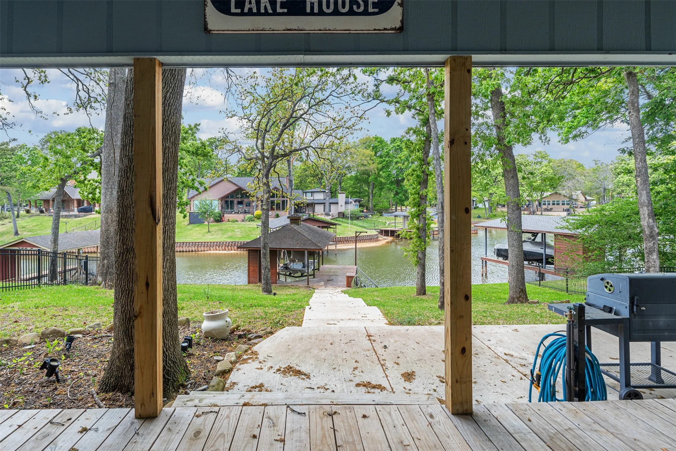 Single Family Residence For Sale in Henderson County , 112 Greenwood Drive, Trinidad, Texas 75163, 2 Bedroom, 1 Bathroom, Garage spaces, 896 Sqft, built in 1970, Preowned, mls#21216865, Real Estate Agent in Trinidad, Homes For Sale in Henderson county, Homes For Sale in Trinidad, Realtor in Trinidad Texas, Real Estate Brokerage Independent Realty Texas, Luminita Cordes Realtor