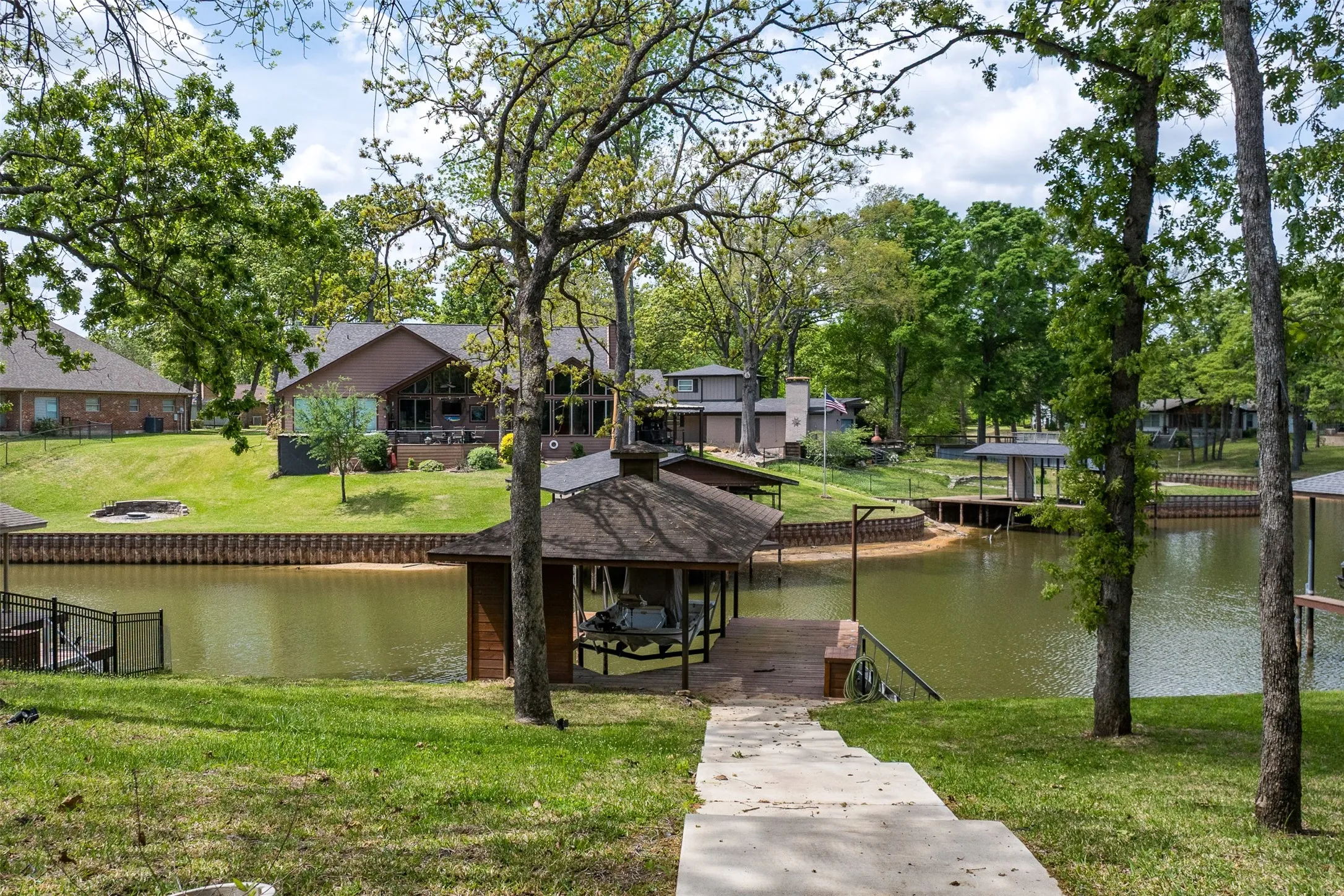 Single Family Residence For Sale in Henderson County , 112 Greenwood Drive, Trinidad, Texas 75163, 2 Bedroom, 1 Bathroom, Garage spaces, 896 Sqft, built in 1970, Preowned, mls#21216865, Real Estate Agent in Trinidad, Homes For Sale in Henderson county, Homes For Sale in Trinidad, Realtor in Trinidad Texas, Real Estate Brokerage Independent Realty Texas, Luminita Cordes Realtor