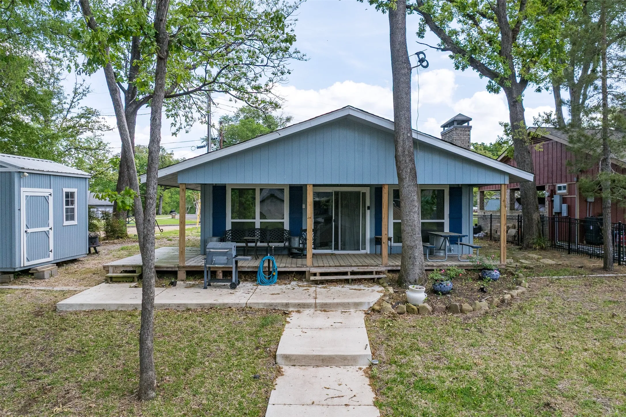 Single Family Residence For Sale in Henderson County , 112 Greenwood Drive, Trinidad, Texas 75163, 2 Bedroom, 1 Bathroom, Garage spaces, 896 Sqft, built in 1970, Preowned, mls#21216865, Real Estate Agent in Trinidad, Homes For Sale in Henderson county, Homes For Sale in Trinidad, Realtor in Trinidad Texas, Real Estate Brokerage Independent Realty Texas, Luminita Cordes Realtor