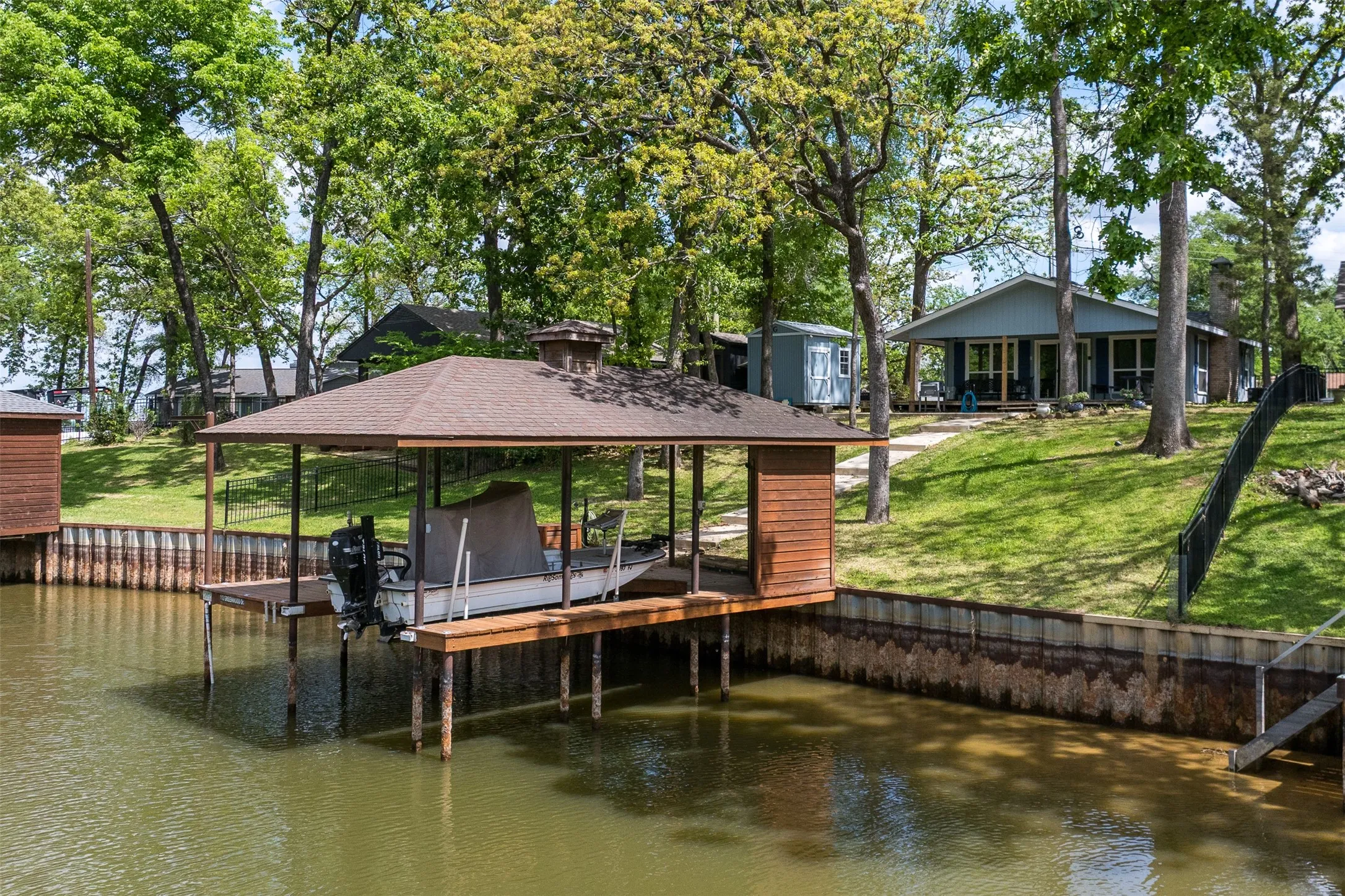 Single Family Residence For Sale in Henderson County , 112 Greenwood Drive, Trinidad, Texas 75163, 2 Bedroom, 1 Bathroom, Garage spaces, 896 Sqft, built in 1970, Preowned, mls#21216865, Real Estate Agent in Trinidad, Homes For Sale in Henderson county, Homes For Sale in Trinidad, Realtor in Trinidad Texas, Real Estate Brokerage Independent Realty Texas, Luminita Cordes Realtor