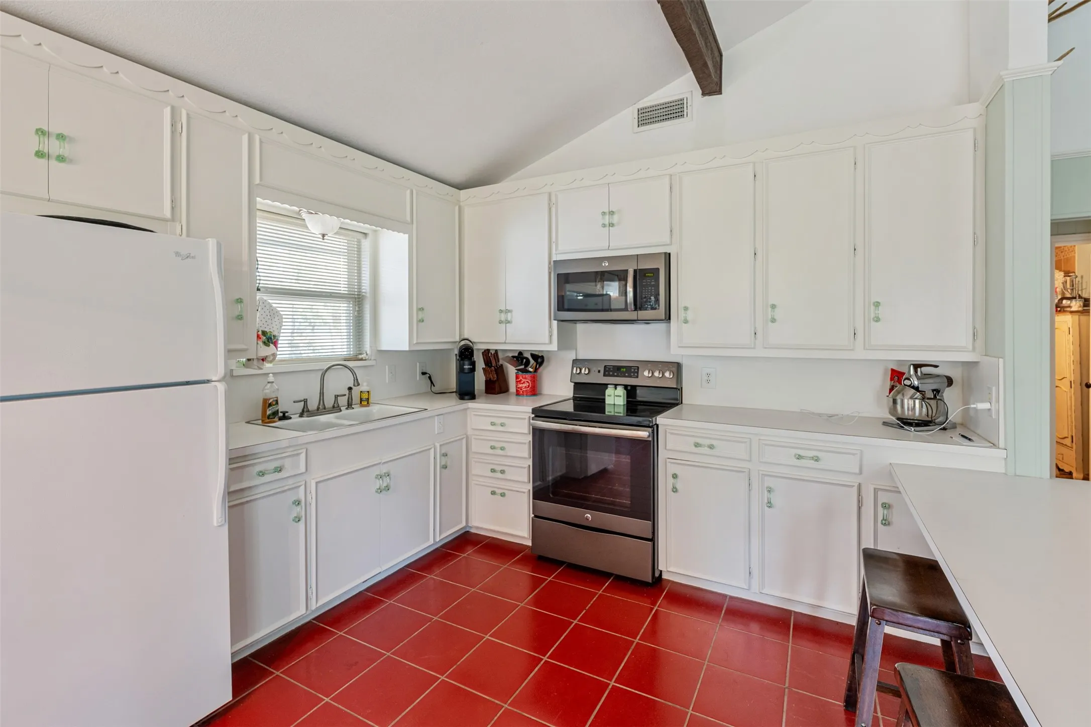 Single Family Residence For Sale in Henderson County , 112 Greenwood Drive, Trinidad, Texas 75163, 2 Bedroom, 1 Bathroom, Garage spaces, 896 Sqft, built in 1970, Preowned, mls#21216865, Real Estate Agent in Trinidad, Homes For Sale in Henderson county, Homes For Sale in Trinidad, Realtor in Trinidad Texas, Real Estate Brokerage Independent Realty Texas, Luminita Cordes Realtor
