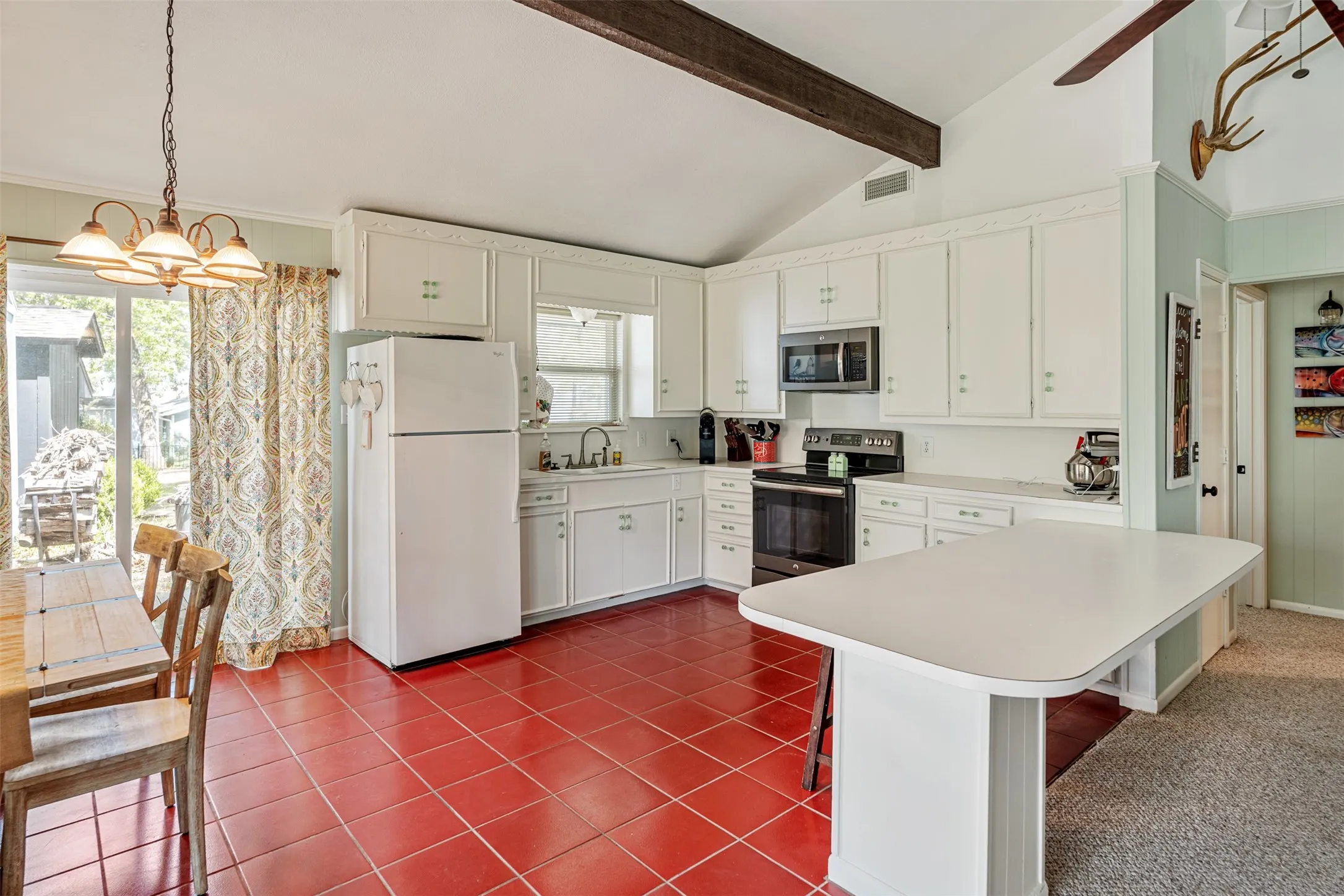 Single Family Residence For Sale in Henderson County , 112 Greenwood Drive, Trinidad, Texas 75163, 2 Bedroom, 1 Bathroom, Garage spaces, 896 Sqft, built in 1970, Preowned, mls#21216865, Real Estate Agent in Trinidad, Homes For Sale in Henderson county, Homes For Sale in Trinidad, Realtor in Trinidad Texas, Real Estate Brokerage Independent Realty Texas, Luminita Cordes Realtor