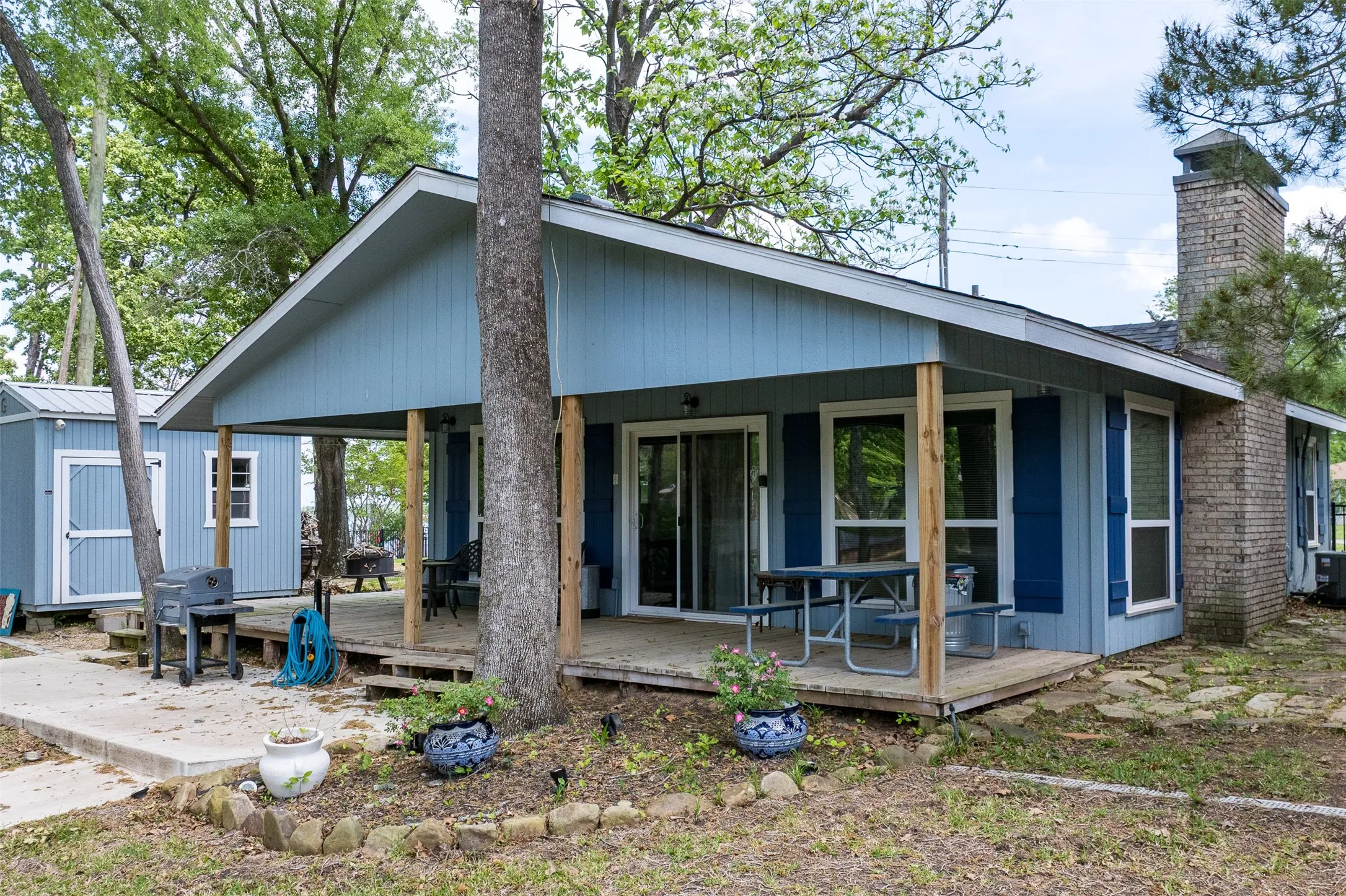 Single Family Residence For Sale in Henderson County , 112 Greenwood Drive, Trinidad, Texas 75163, 2 Bedroom, 1 Bathroom, Garage spaces, 896 Sqft, built in 1970, Preowned, mls#21216865, Real Estate Agent in Trinidad, Homes For Sale in Henderson county, Homes For Sale in Trinidad, Realtor in Trinidad Texas, Real Estate Brokerage Independent Realty Texas, Luminita Cordes Realtor