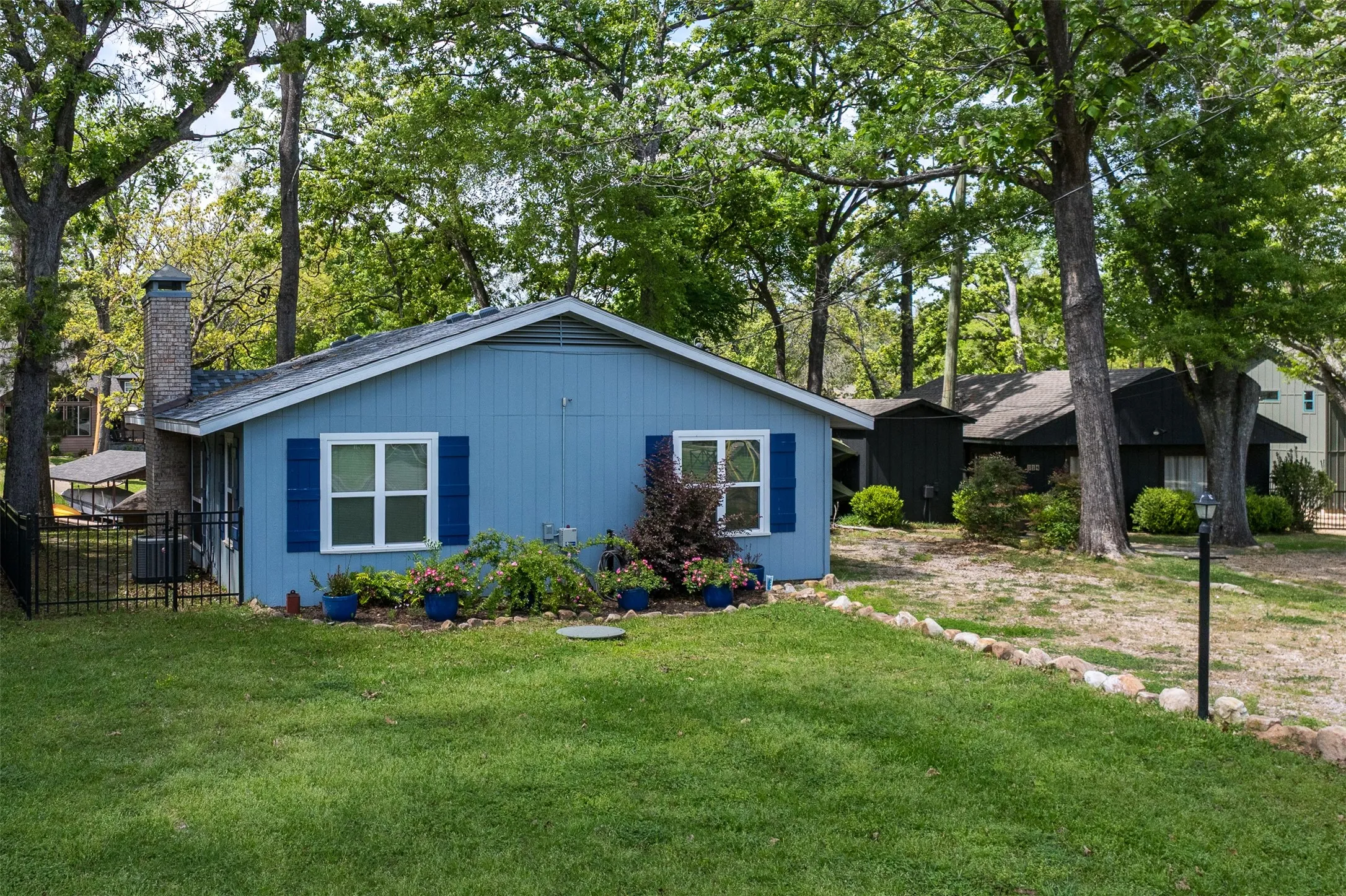 Single Family Residence For Sale in Henderson County , 112 Greenwood Drive, Trinidad, Texas 75163, 2 Bedroom, 1 Bathroom, Garage spaces, 896 Sqft, built in 1970, Preowned, mls#21216865, Real Estate Agent in Trinidad, Homes For Sale in Henderson county, Homes For Sale in Trinidad, Realtor in Trinidad Texas, Real Estate Brokerage Independent Realty Texas, Luminita Cordes Realtor