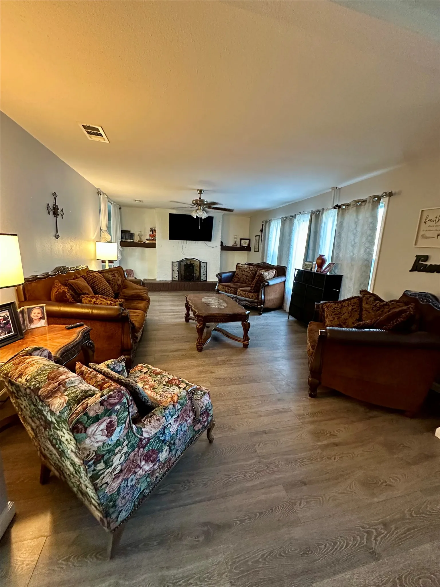 Single Family Residence For Sale in Hunt County , 4004 4th Street, Greenville, Texas 75401, 4 Bedroom, 3 Bathroom, 2 Garage spaces, 1,942 Sqft, built in 1960, Preowned, mls#21219459, Real Estate Agent in Greenville, Homes For Sale in Hunt county, Homes For Sale in Greenville, Realtor in Greenville Texas, Real Estate Brokerage Independent Realty Texas, Luminita Cordes Realtor