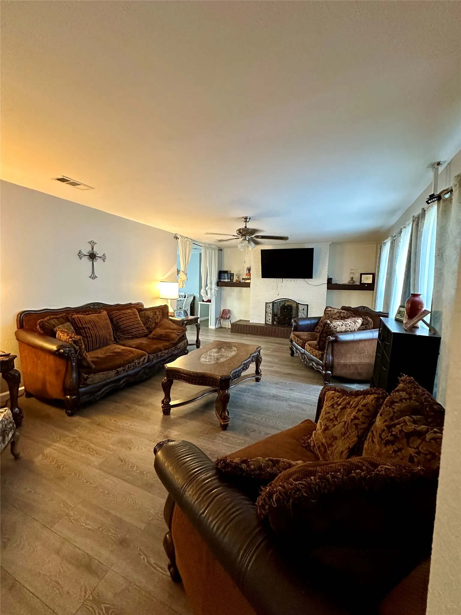 Single Family Residence For Sale in Hunt County , 4004 4th Street, Greenville, Texas 75401, 4 Bedroom, 3 Bathroom, 2 Garage spaces, 1,942 Sqft, built in 1960, Preowned, mls#21219459, Real Estate Agent in Greenville, Homes For Sale in Hunt county, Homes For Sale in Greenville, Realtor in Greenville Texas, Real Estate Brokerage Independent Realty Texas, Luminita Cordes Realtor