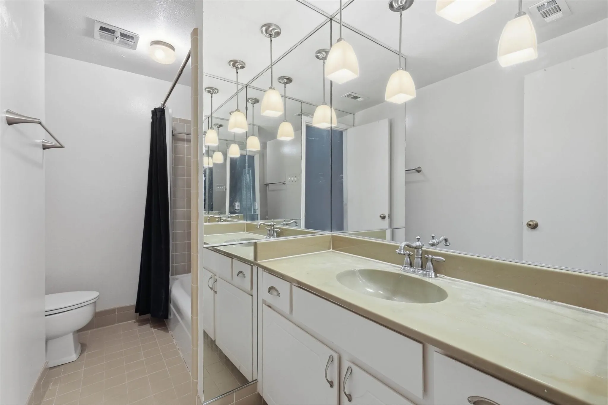 Condominium For Sale in Tarrant County , 4320 Bellaire Drive S 240W, Fort Worth, Texas 76109, 2 Bedroom, 2 Bathroom, Garage spaces, 1,220 Sqft, built in 1967, mls#21218970, Real Estate Agent in Fort Worth, Homes For Sale in Tarrant county, Homes For Sale in Fort Worth, Realtor in Fort Worth Texas, Real Estate Brokerage Independent Realty Texas, Luminita Cordes Realtor