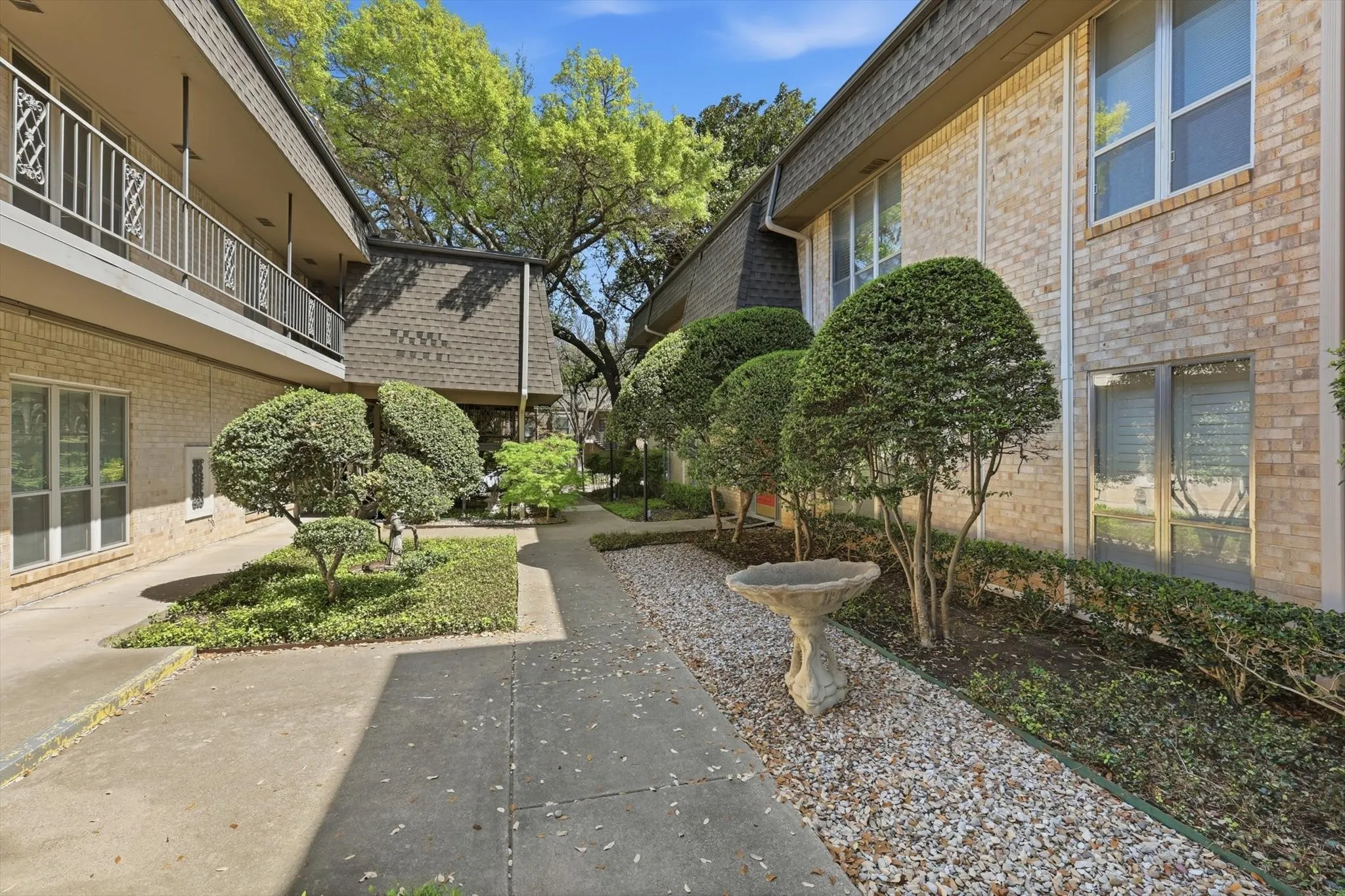 Condominium For Sale in Tarrant County , 4320 Bellaire Drive S 240W, Fort Worth, Texas 76109, 2 Bedroom, 2 Bathroom, Garage spaces, 1,220 Sqft, built in 1967, mls#21218970, Real Estate Agent in Fort Worth, Homes For Sale in Tarrant county, Homes For Sale in Fort Worth, Realtor in Fort Worth Texas, Real Estate Brokerage Independent Realty Texas, Luminita Cordes Realtor