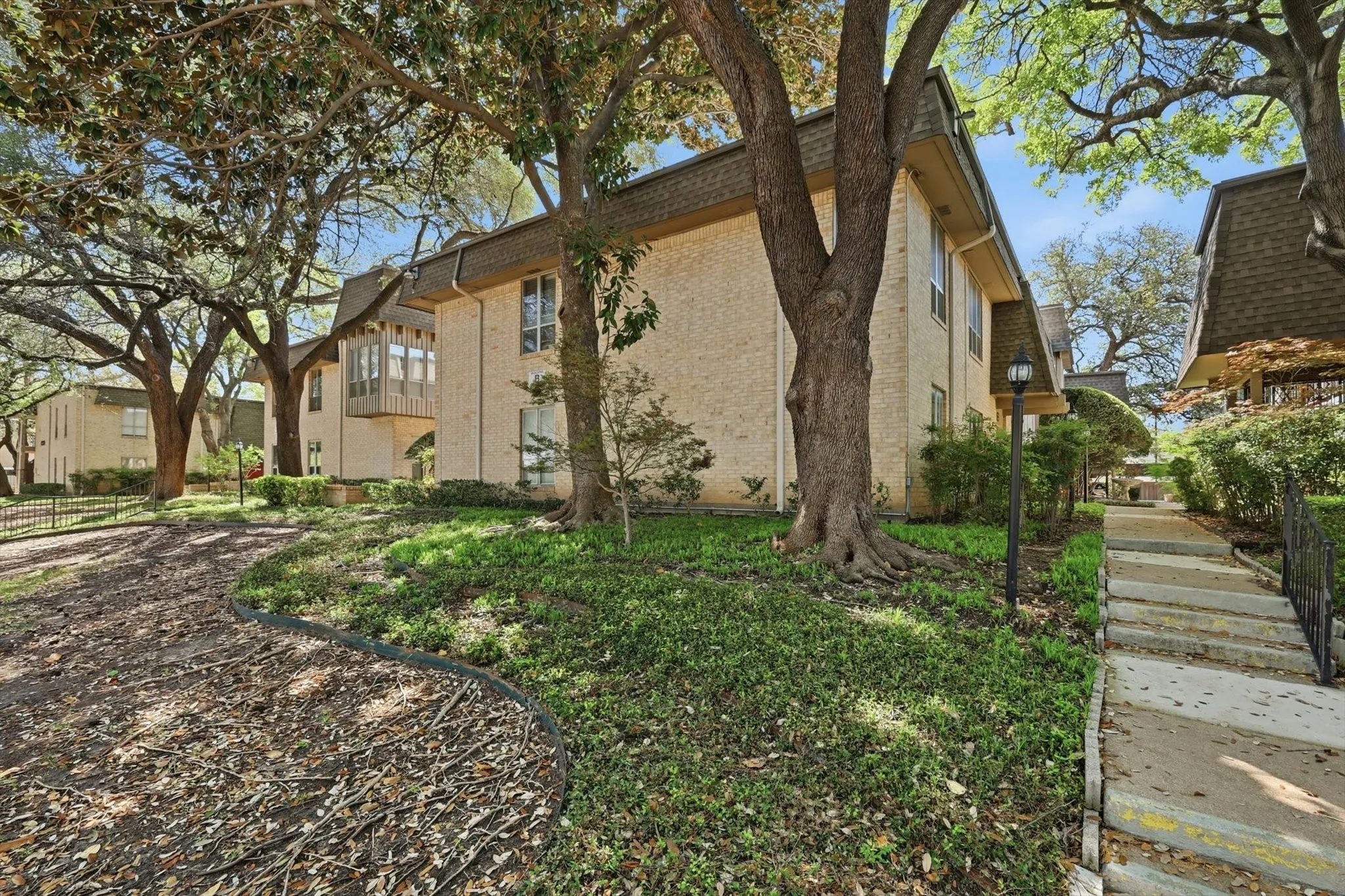 Condominium For Sale in Tarrant County , 4320 Bellaire Drive S 240W, Fort Worth, Texas 76109, 2 Bedroom, 2 Bathroom, Garage spaces, 1,220 Sqft, built in 1967, mls#21218970, Real Estate Agent in Fort Worth, Homes For Sale in Tarrant county, Homes For Sale in Fort Worth, Realtor in Fort Worth Texas, Real Estate Brokerage Independent Realty Texas, Luminita Cordes Realtor