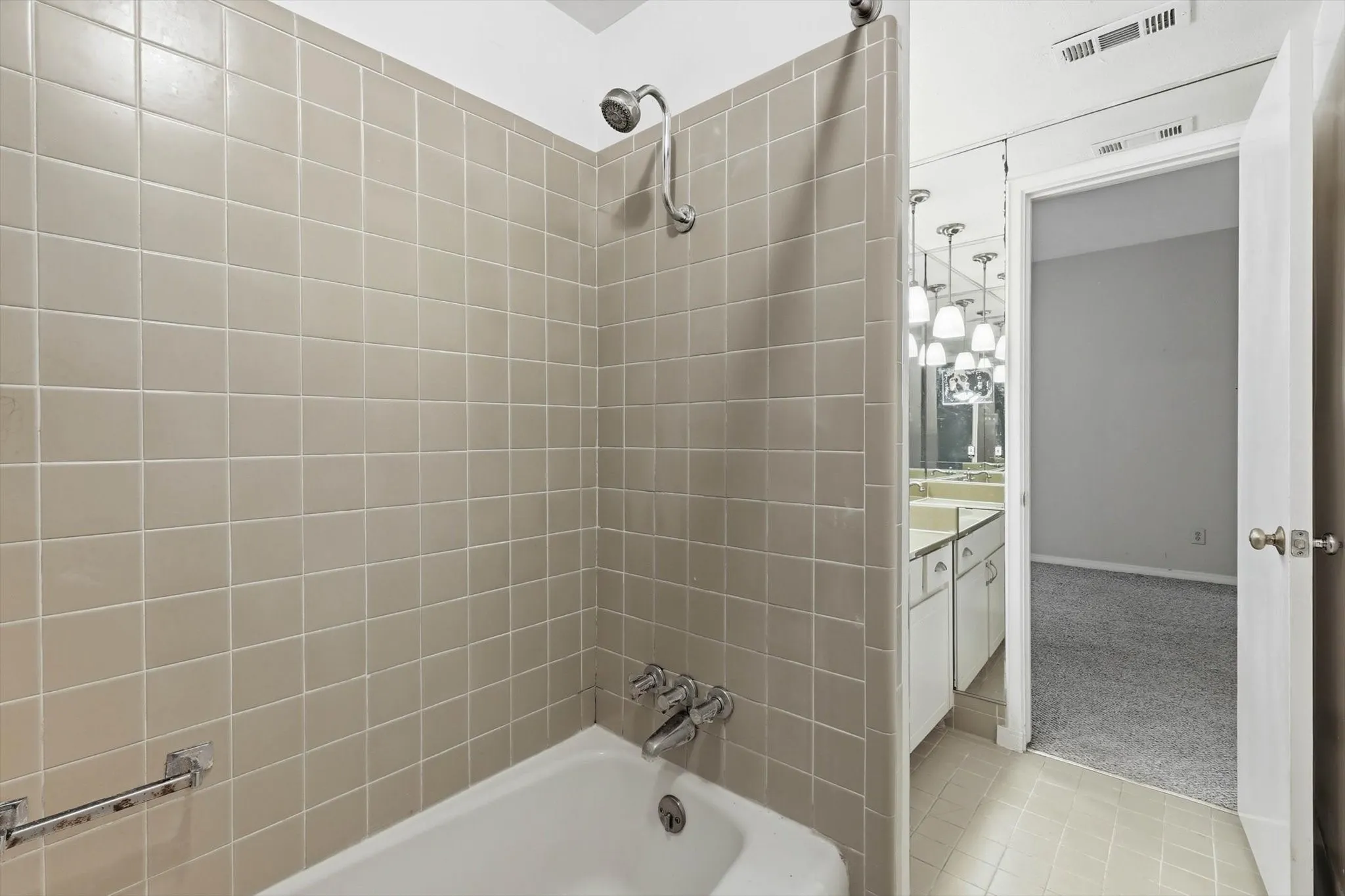 Condominium For Sale in Tarrant County , 4320 Bellaire Drive S 240W, Fort Worth, Texas 76109, 2 Bedroom, 2 Bathroom, Garage spaces, 1,220 Sqft, built in 1967, mls#21218970, Real Estate Agent in Fort Worth, Homes For Sale in Tarrant county, Homes For Sale in Fort Worth, Realtor in Fort Worth Texas, Real Estate Brokerage Independent Realty Texas, Luminita Cordes Realtor