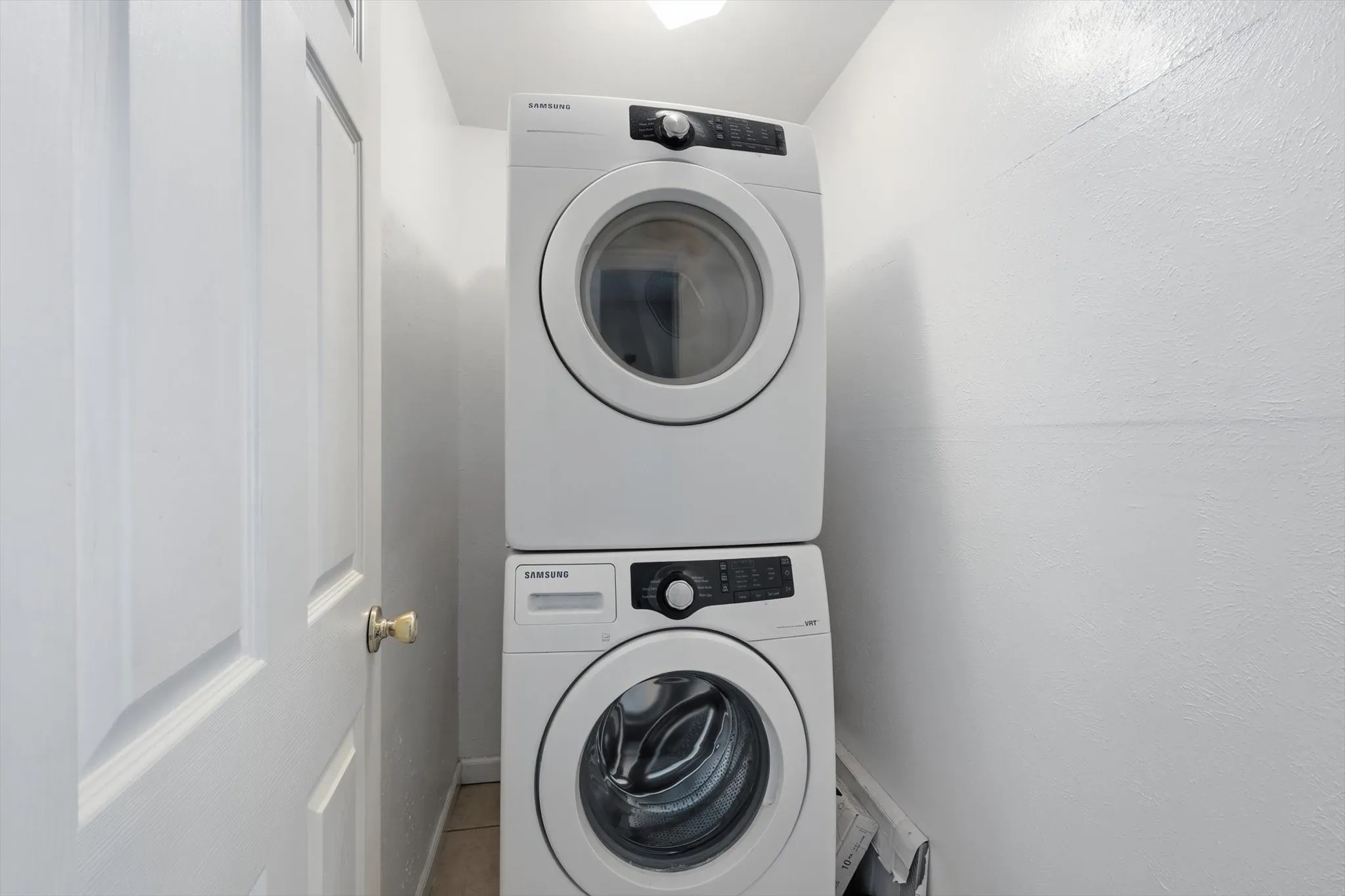 Condominium For Sale in Tarrant County , 4320 Bellaire Drive S 240W, Fort Worth, Texas 76109, 2 Bedroom, 2 Bathroom, Garage spaces, 1,220 Sqft, built in 1967, mls#21218970, Real Estate Agent in Fort Worth, Homes For Sale in Tarrant county, Homes For Sale in Fort Worth, Realtor in Fort Worth Texas, Real Estate Brokerage Independent Realty Texas, Luminita Cordes Realtor
