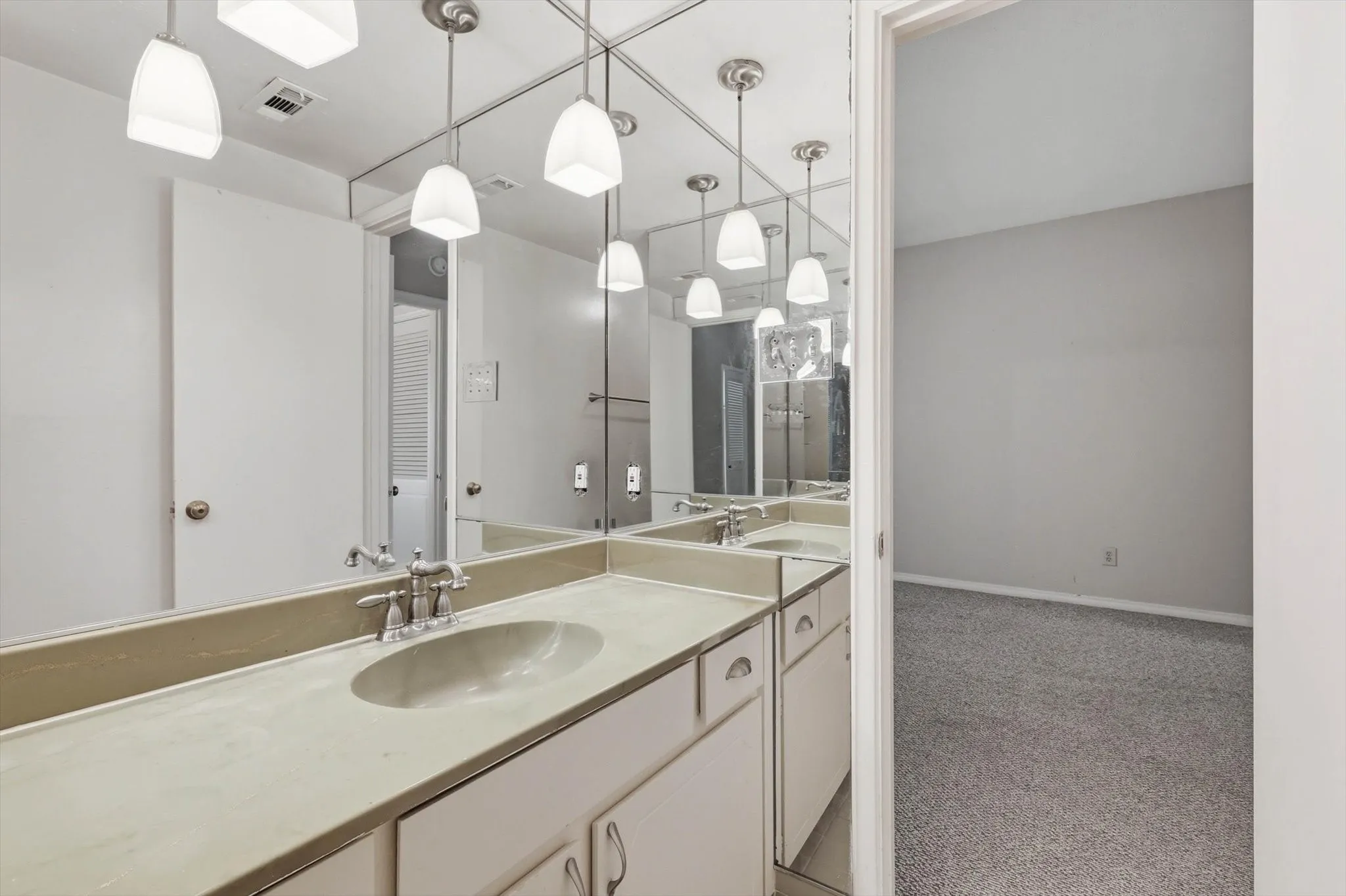 Condominium For Sale in Tarrant County , 4320 Bellaire Drive S 240W, Fort Worth, Texas 76109, 2 Bedroom, 2 Bathroom, Garage spaces, 1,220 Sqft, built in 1967, mls#21218970, Real Estate Agent in Fort Worth, Homes For Sale in Tarrant county, Homes For Sale in Fort Worth, Realtor in Fort Worth Texas, Real Estate Brokerage Independent Realty Texas, Luminita Cordes Realtor