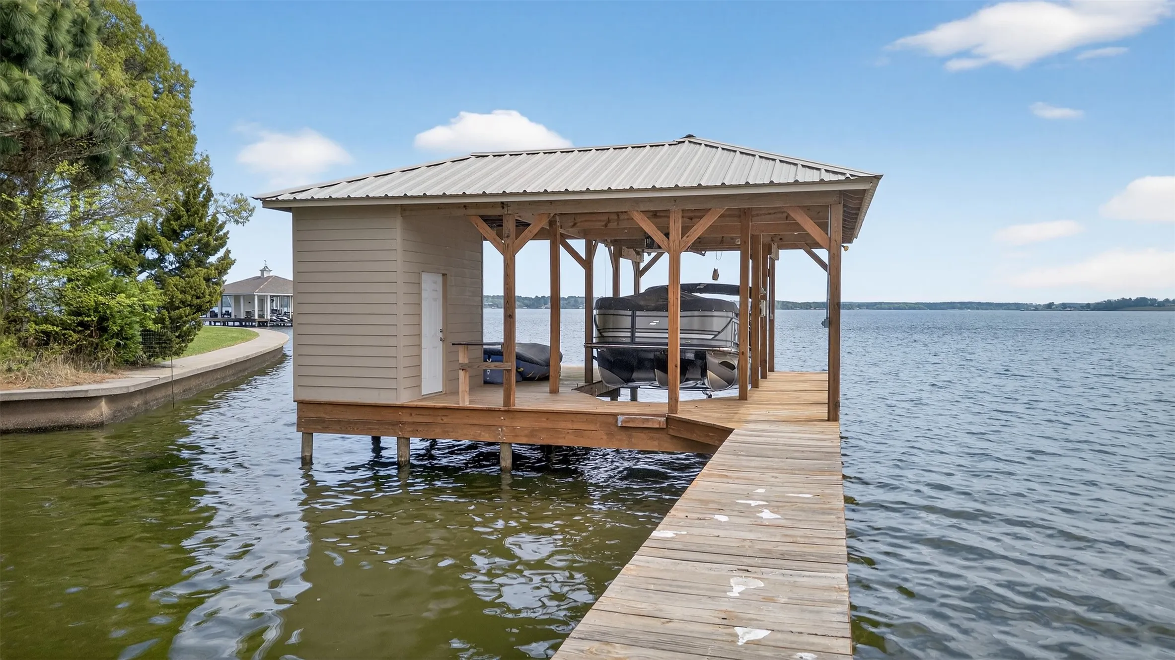 Single Family Residence For Sale in Henderson County , 10227 County Road 4101, Frankston, Texas 75763, 4 Bedroom, 2 Bathroom, 2 Garage spaces, 2,113 Sqft, built in 2019, mls#21218943, Real Estate Agent in Frankston, Homes For Sale in Henderson county, Homes For Sale in Frankston, Realtor in Frankston Texas, Real Estate Brokerage Independent Realty Texas, Luminita Cordes Realtor