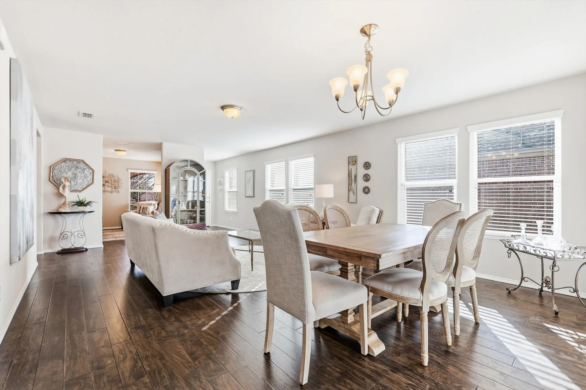 Eye-catching chandelier in Dining Room